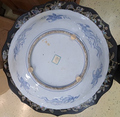 27124780b - Paar große Teller, Japan, Arita-Stil, 19. Jh., leicht reliefierte Form mit großer ...