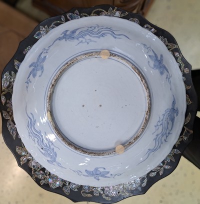 27124780c - Paar große Teller, Japan, Arita-Stil, 19. Jh., leicht reliefierte Form mit großer ...