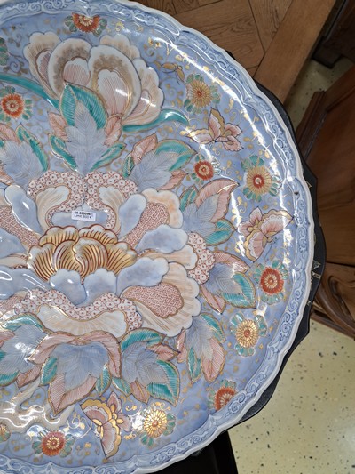 27124780d - Paar große Teller, Japan, Arita-Stil, 19. Jh., leicht reliefierte Form mit großer ...