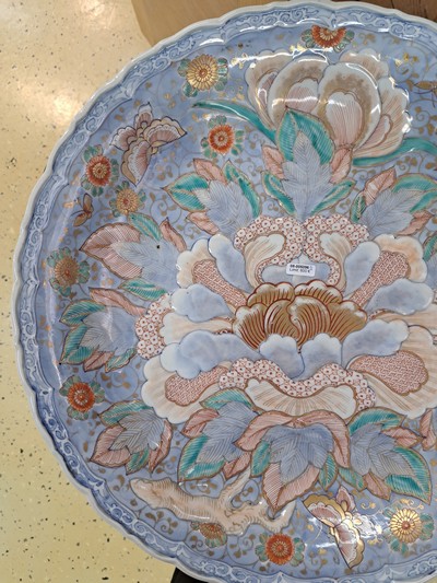 27124780e - Paar große Teller, Japan, Arita-Stil, 19. Jh., leicht reliefierte Form mit großer ...