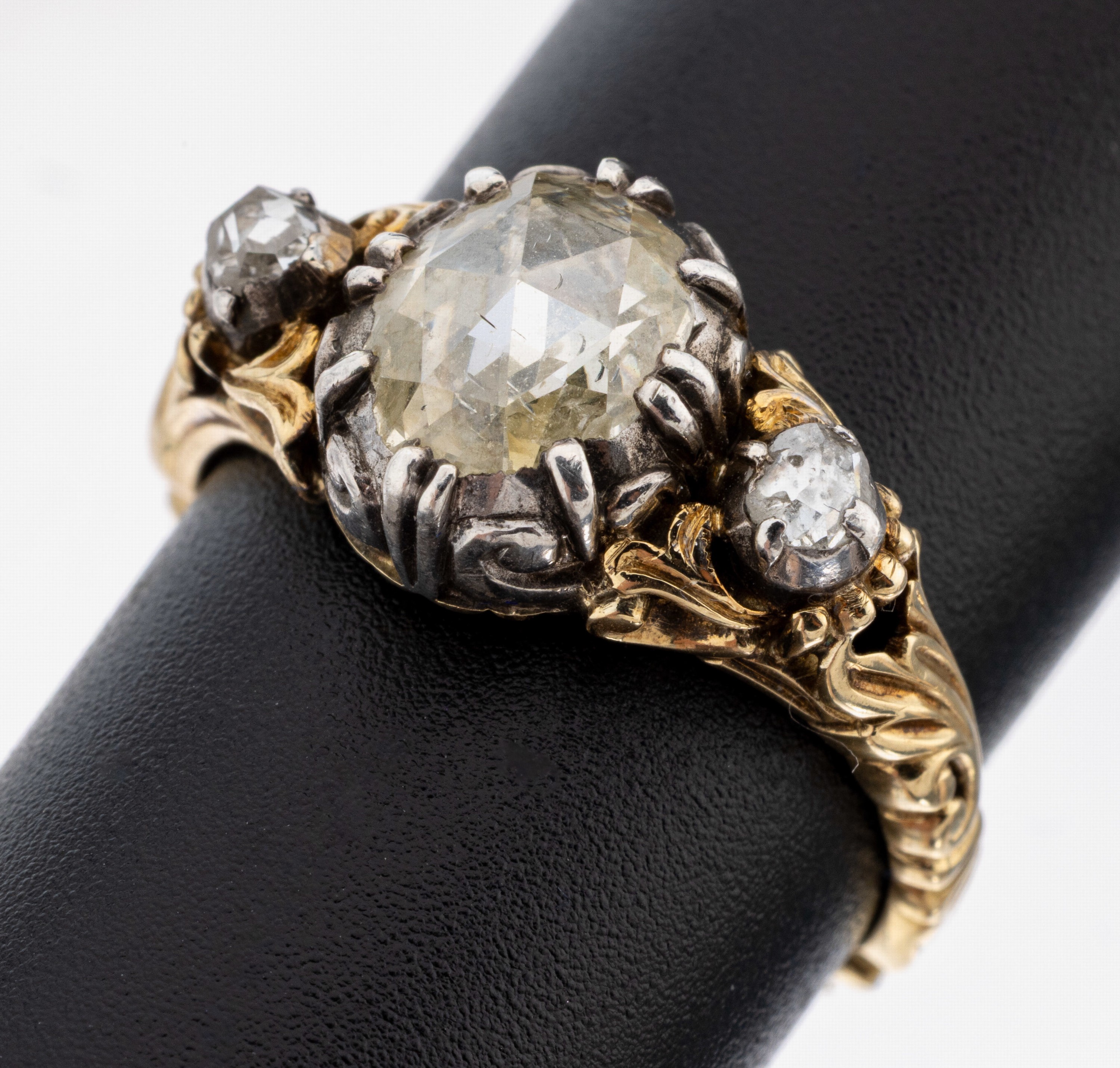 Image 27124968 - 14 kt Gold Diamant-Ring, um 1830-40, GG 585/000, part. Silber, ovale Diamantrose ca. ...