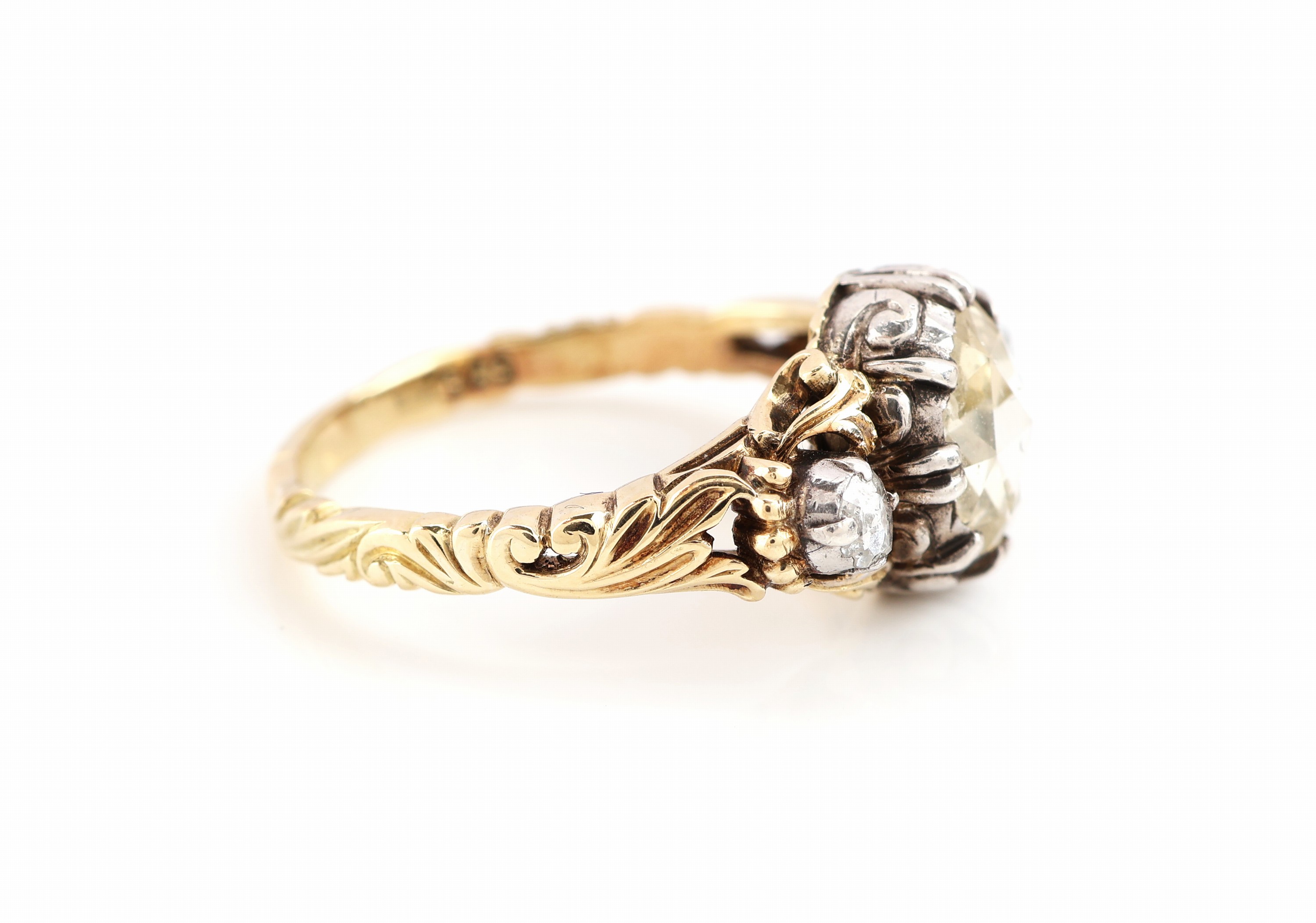 Detail b: 14 kt Gold Diamant-Ring, um 1830-40, GG 585/000, part. Silber, ovale Diamantrose ca. 0.60 ct, Fassung rückseitig zeittyp. verbödet,2 Diamantrosen ...