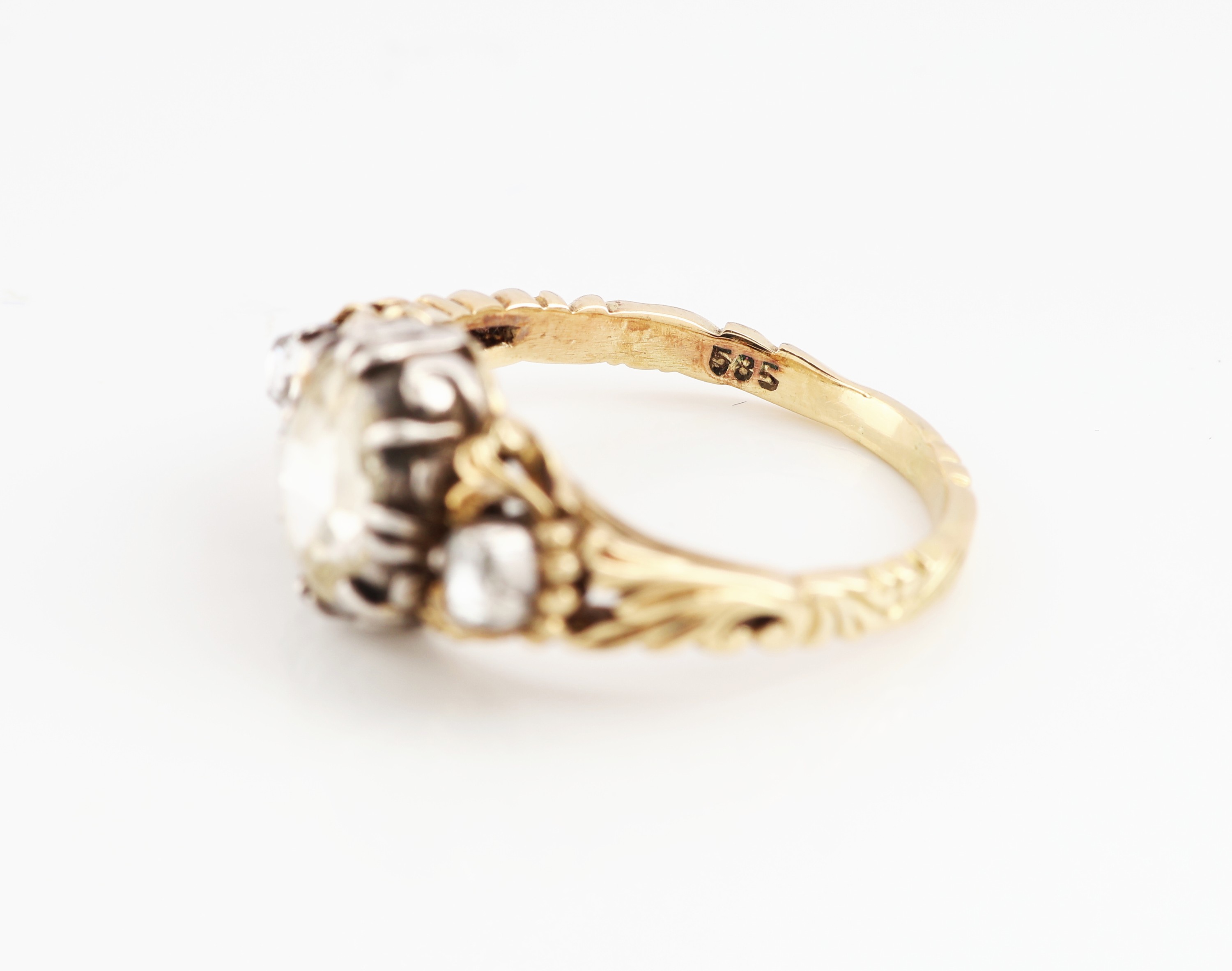 Detail c: 14 kt Gold Diamant-Ring, um 1830-40, GG 585/000, part. Silber, ovale Diamantrose ca. 0.60 ct, Fassung rückseitig zeittyp. verbödet,2 Diamantrosen ...