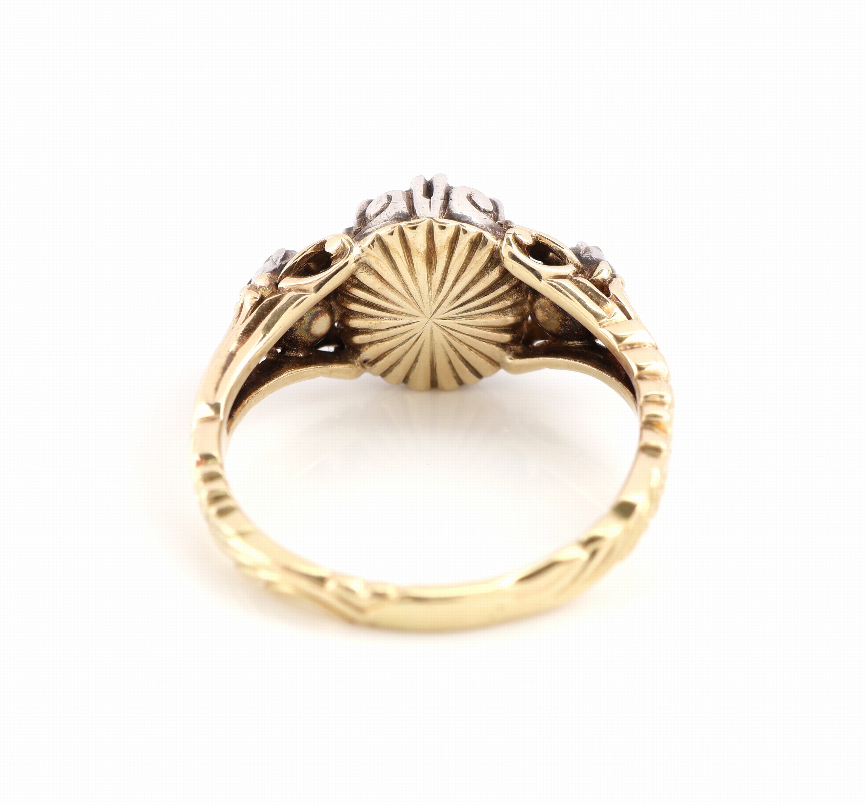 Detail d: 14 kt Gold Diamant-Ring, um 1830-40, GG 585/000, part. Silber, ovale Diamantrose ca. 0.60 ct, Fassung rückseitig zeittyp. verbödet,2 Diamantrosen ...
