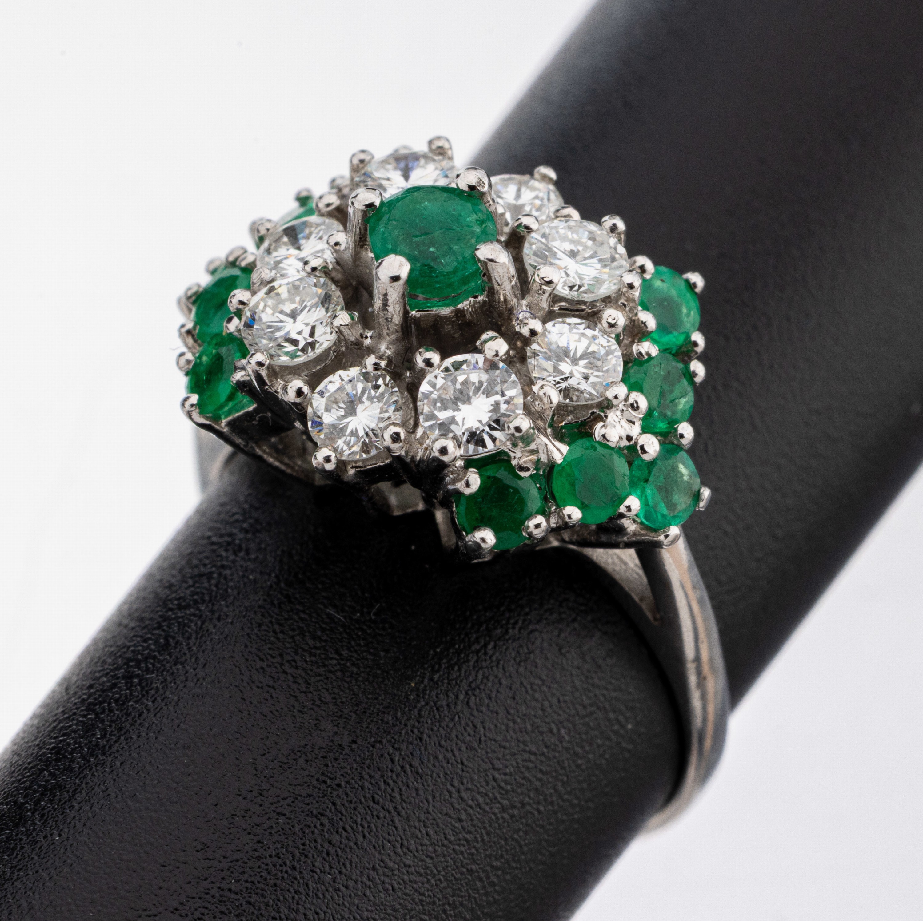Image 27124972 - 14 kt gold emerald-brilliant-ring , WG 585/000, 11 round bevelled emeralds total approx. ...