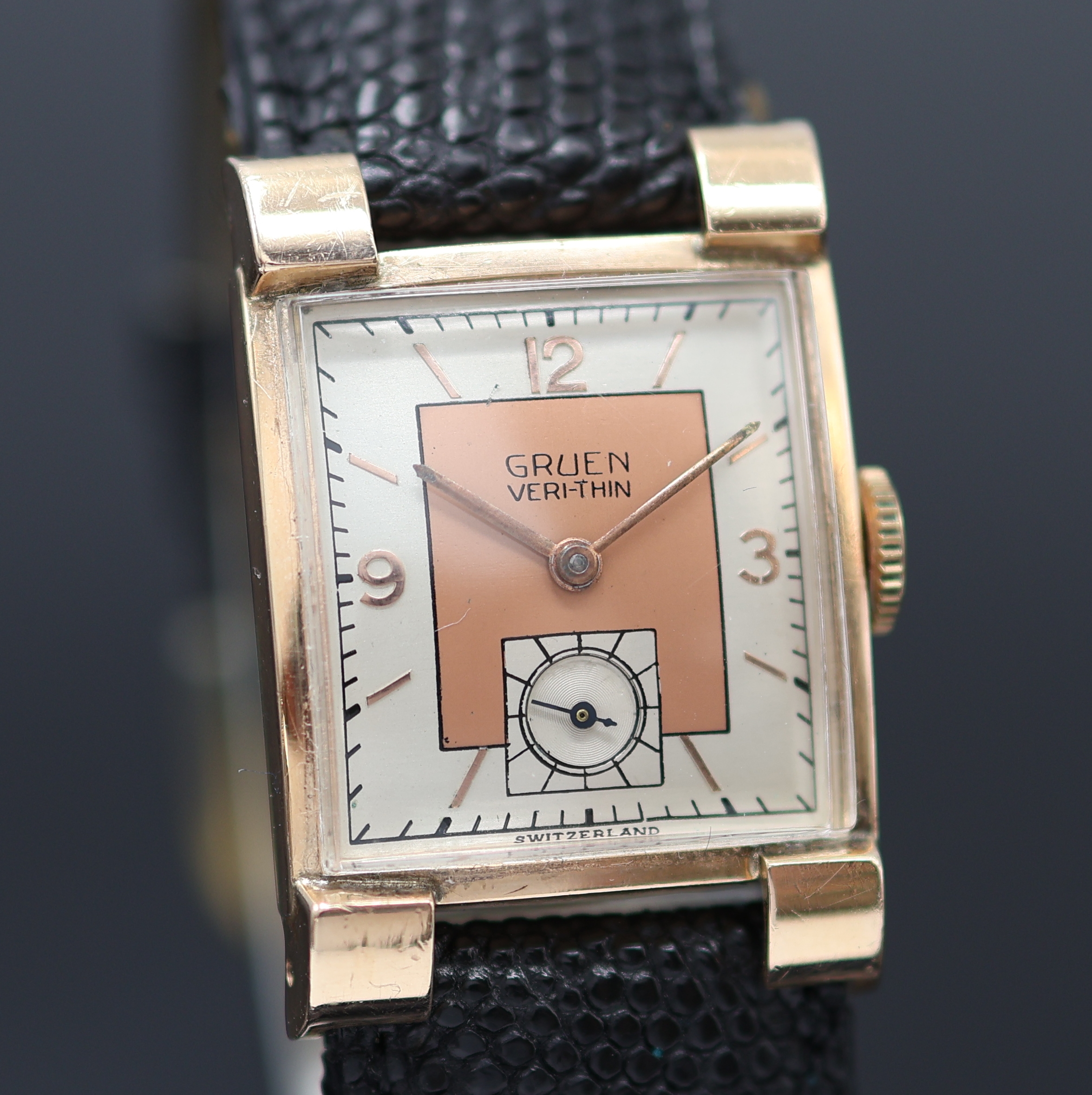 Detail b: GRUEN VERI-THIN Armbanduhr in RG 585/000 Referenz 530/430, Schweiz / USA im 1945, Handaufzug, aufges. Bandanst., Boden mit Widmungsgravur aufgedr., ...