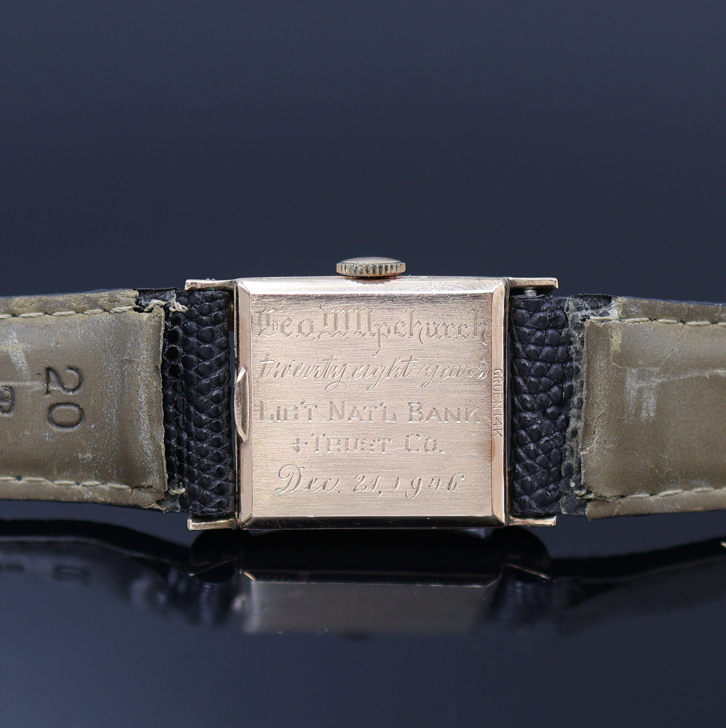 Detail d: GRUEN VERI-THIN Armbanduhr in RG 585/000 Referenz 530/430, Schweiz / USA im 1945, Handaufzug, aufges. Bandanst., Boden mit Widmungsgravur aufgedr., ...