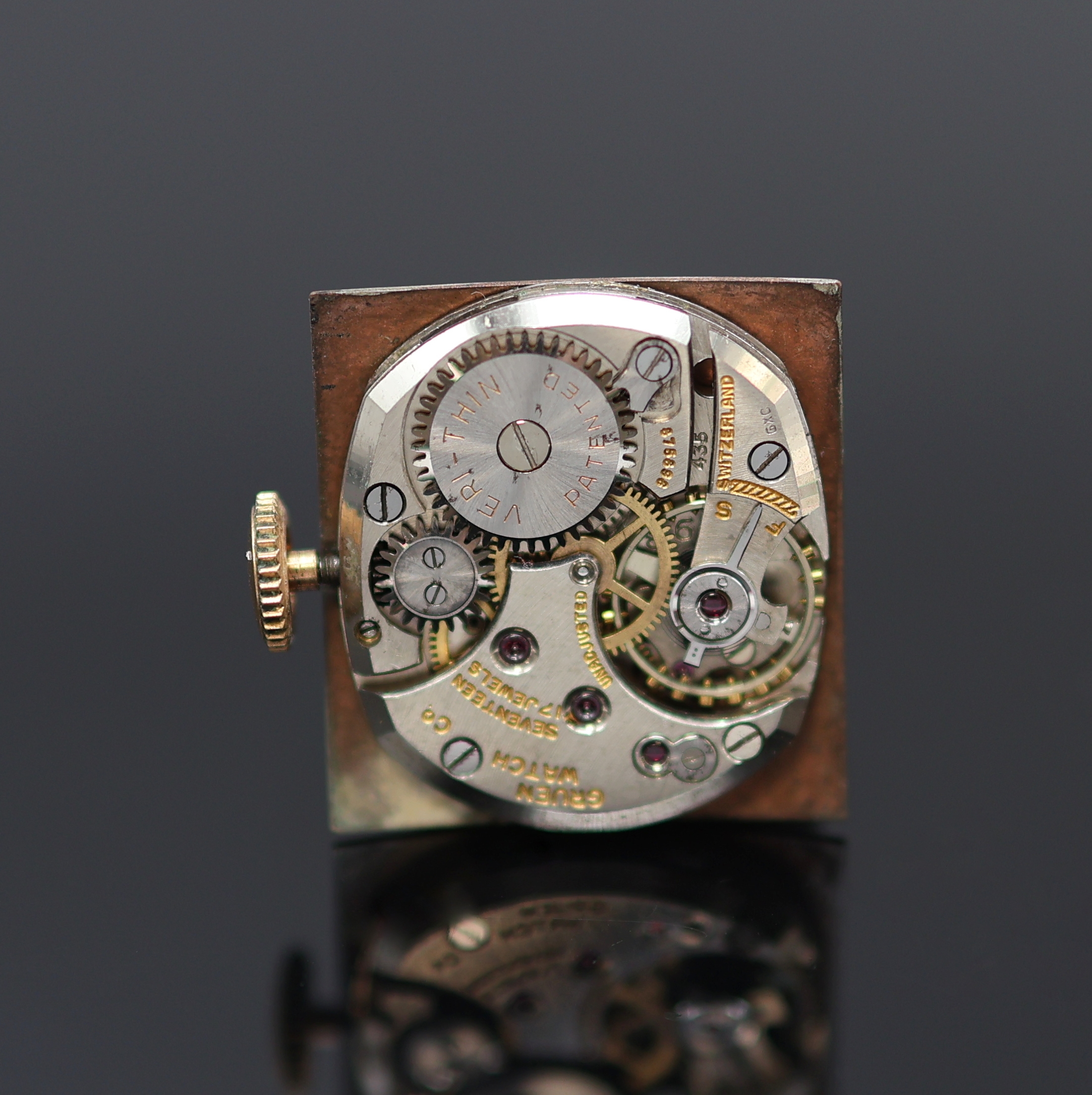 Detail f: GRUEN VERI-THIN Armbanduhr in RG 585/000 Referenz 530/430, Schweiz / USA im 1945, Handaufzug, aufges. Bandanst., Boden mit Widmungsgravur aufgedr., ...