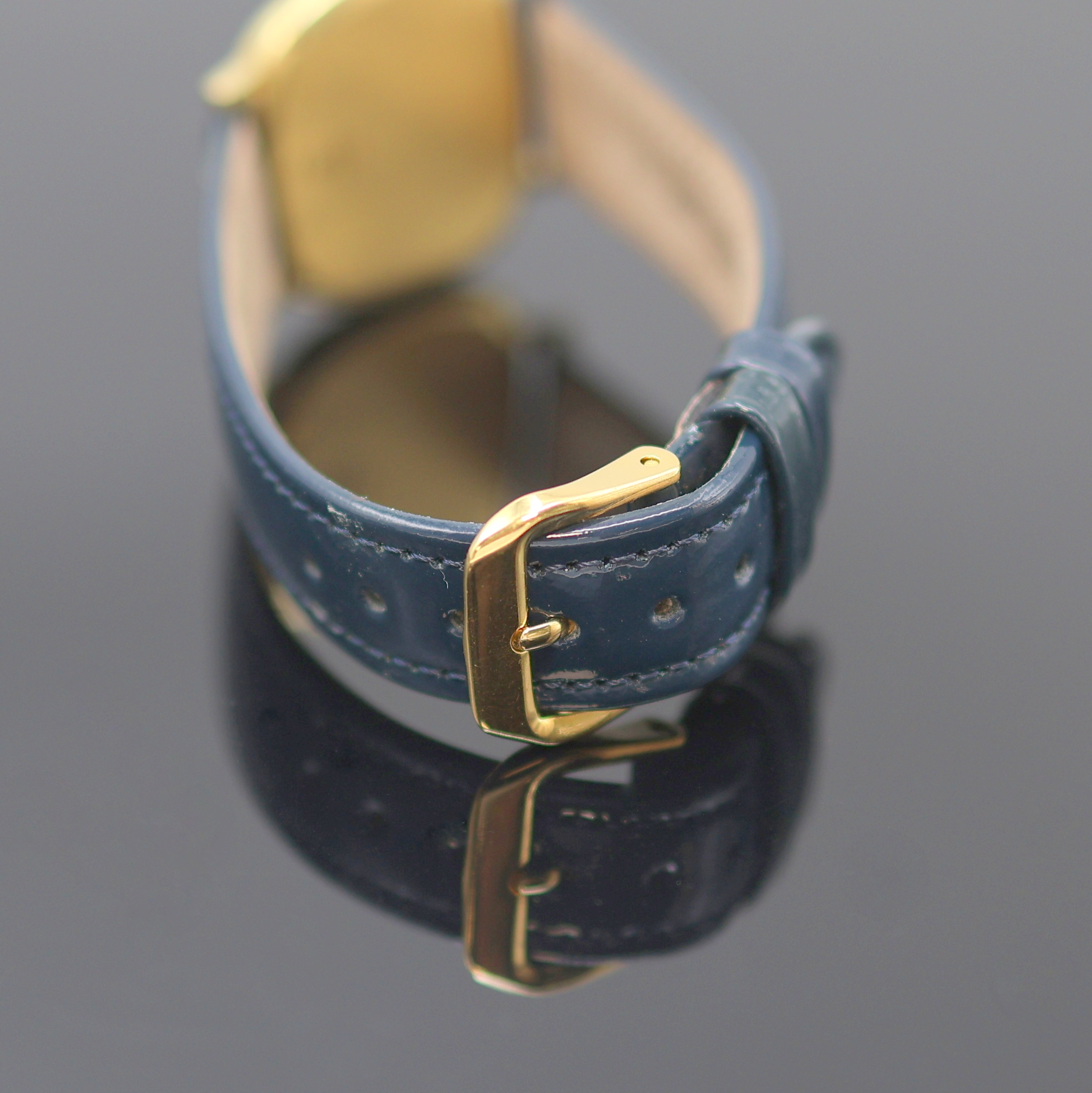 Detail d: PIAGET seltene, asymmetrische Damenarmbanduhr in GG 750/000 mit Lapislazuli-Zifferblatt Referenz 9465, Handaufzug, Schweiz um 1970, Boden 4-fach ...