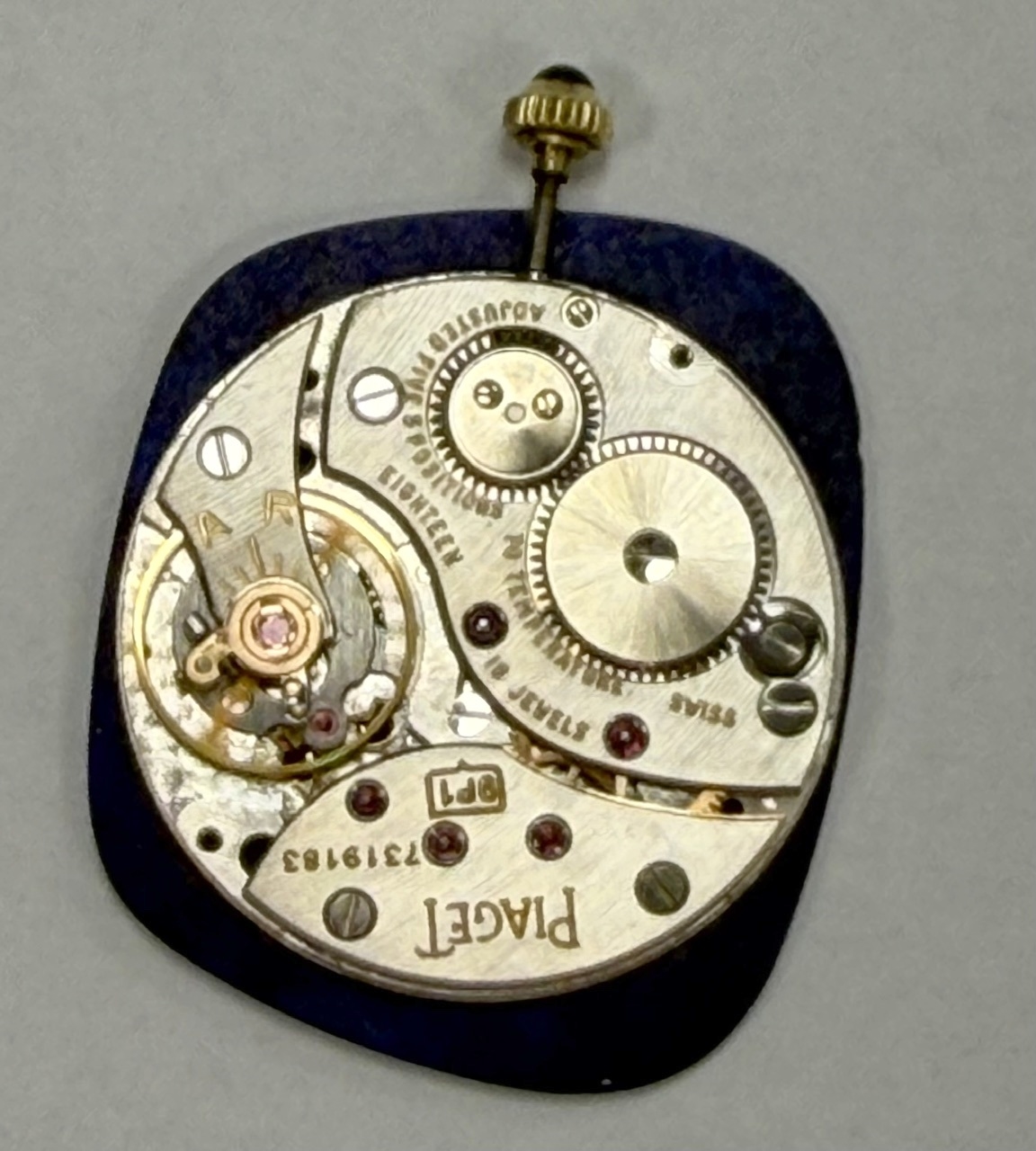 Detail g: PIAGET seltene, asymmetrische Damenarmbanduhr in GG 750/000 mit Lapislazuli-Zifferblatt Referenz 9465, Handaufzug, Schweiz um 1970, Boden 4-fach ...