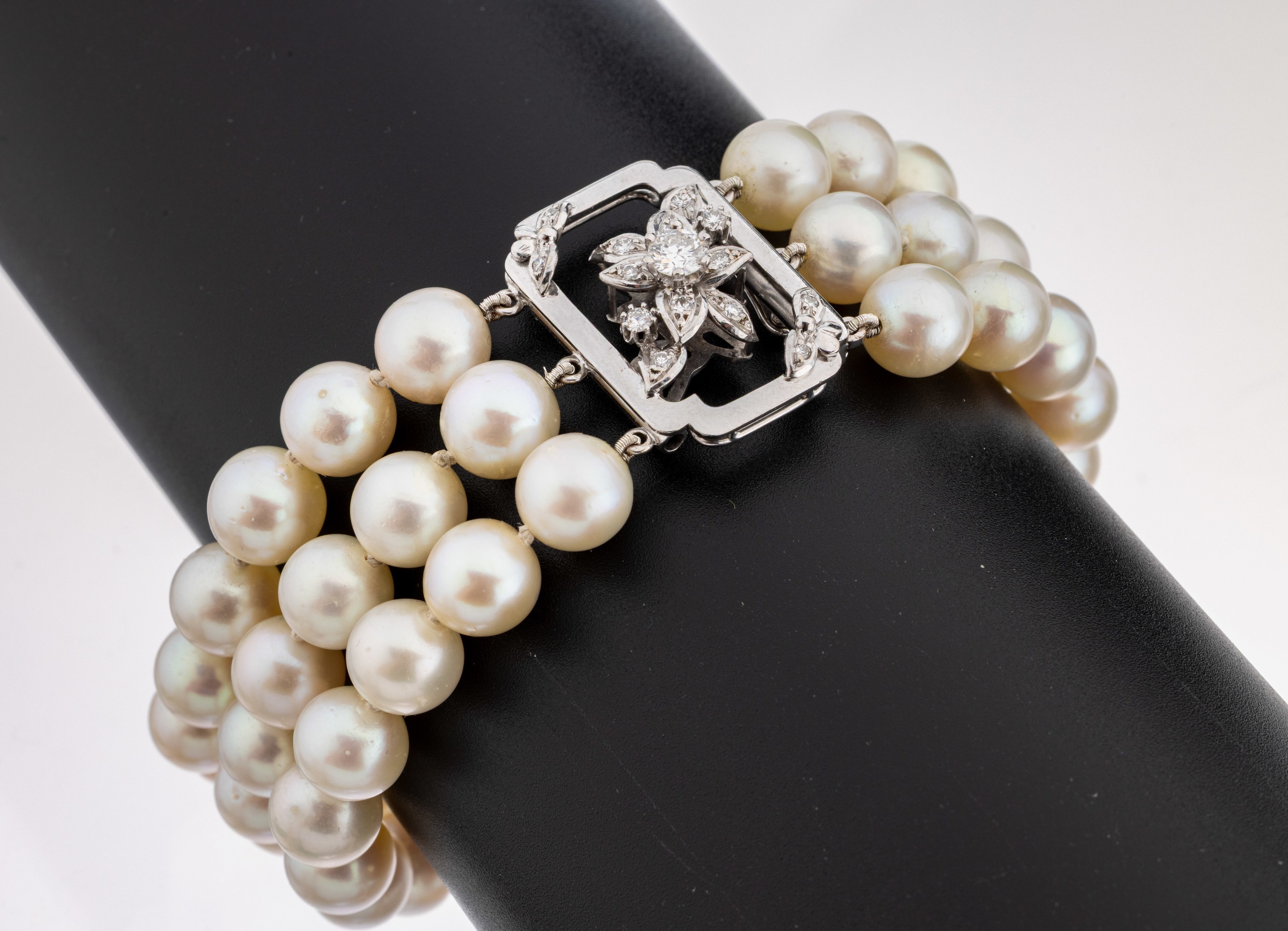 Image 27124983 - Pearl-bracelet with 14 kt gold brilliant-clasp , WG 585/000, 3-rowed cultured pearls, ...