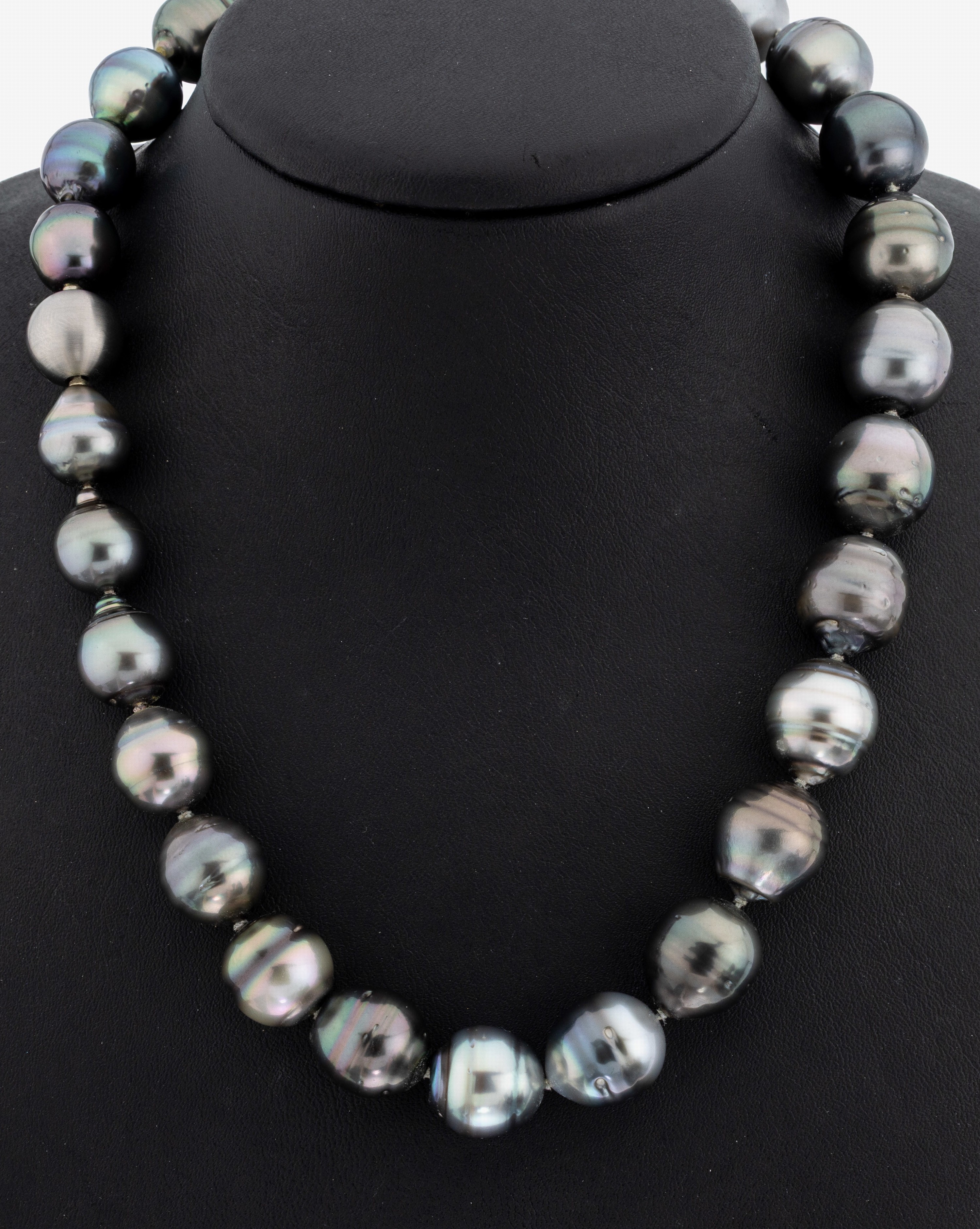 Perl-Collier, 27 barocke Tahitizuchtperlen in versch. Farbtönen, D. ca. 12-15 mm, nat. Merkmale, L. ca. 44 cm, Kugelschließe Edelstahl sat.