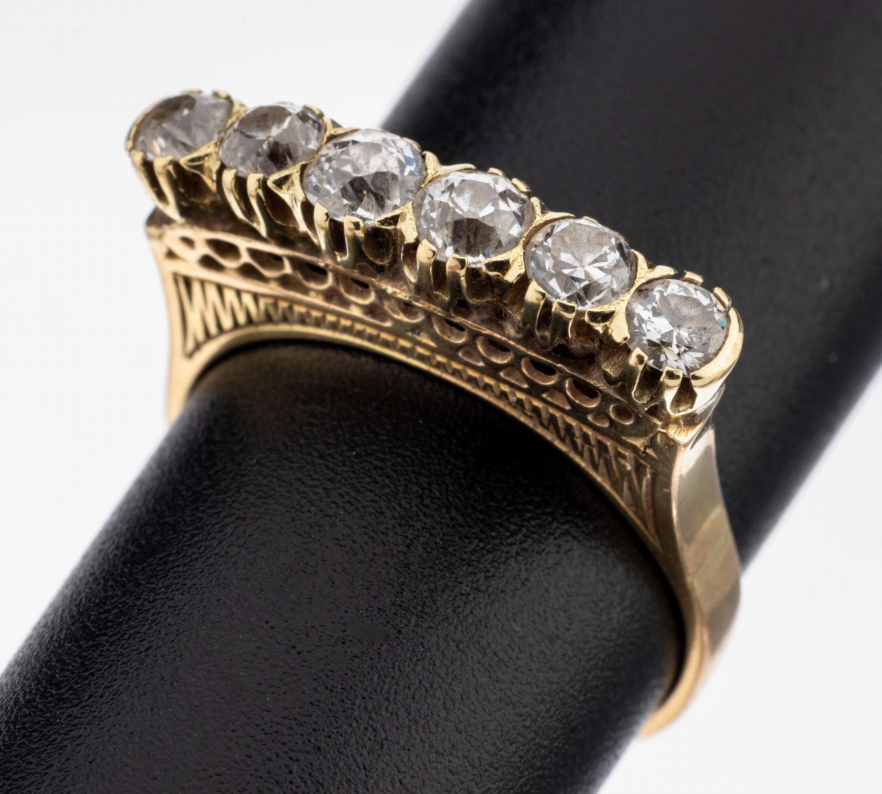 Image 27124988 - 14 kt Gold Diamant-Ring, um 1900, GG 585/000, 6 Altschliffdiamanten zus. ca. 1.0 ...