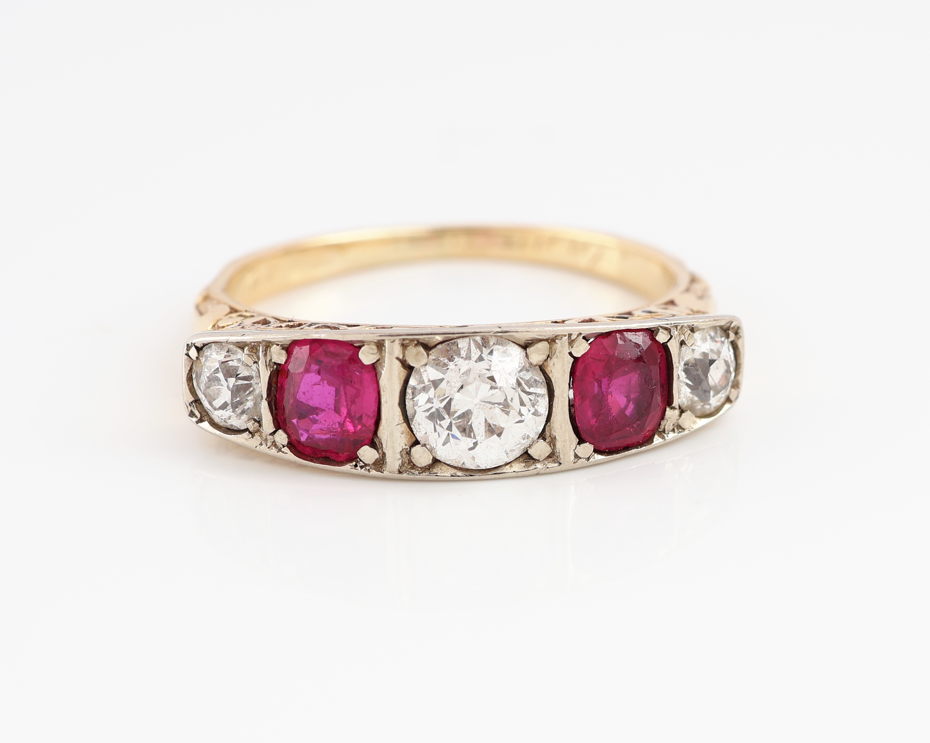 Detail a: 18 kt Gold Rubin-Diamant-Ring, um 1900, GG 750/000 und Platin, 2 rundfacett. Rubine zus. ca. 0.80 ct, 3 Altschliffdiamanten zus. ca. 0.80 ct ...