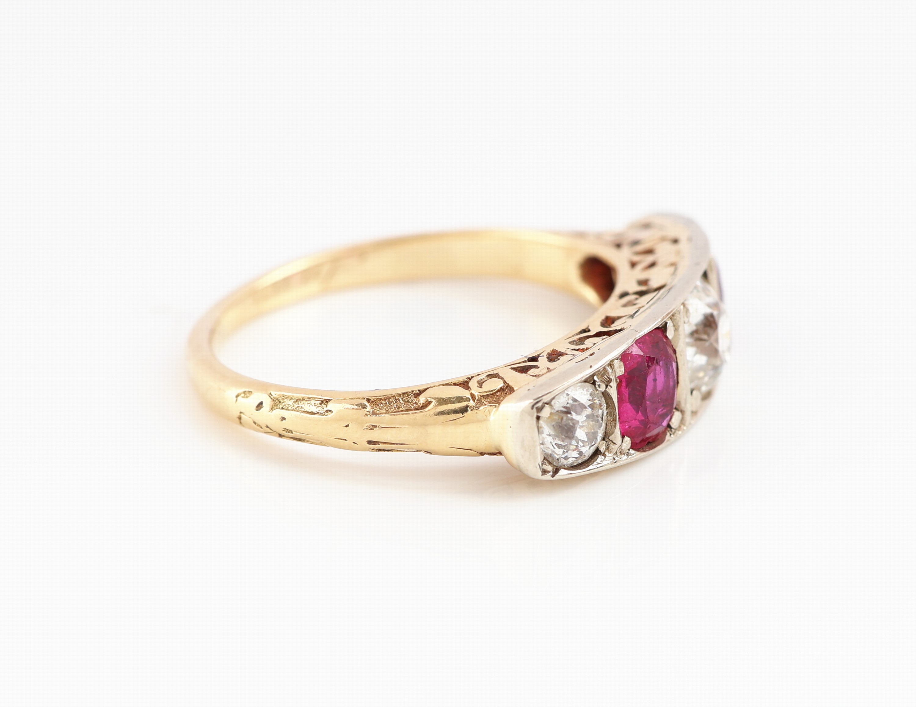 Detail b: 18 kt Gold Rubin-Diamant-Ring, um 1900, GG 750/000 und Platin, 2 rundfacett. Rubine zus. ca. 0.80 ct, 3 Altschliffdiamanten zus. ca. 0.80 ct ...