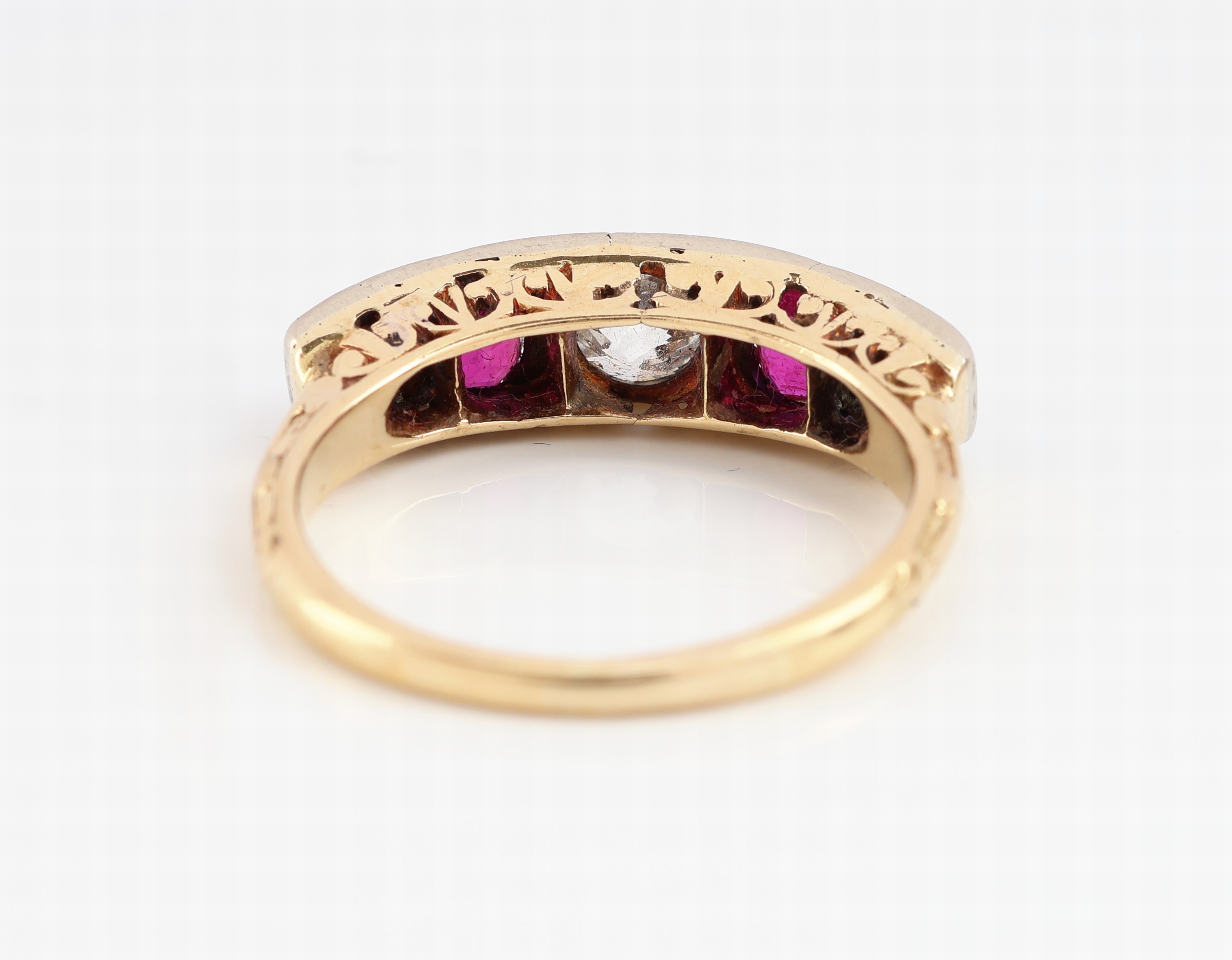 Detail c: 18 kt Gold Rubin-Diamant-Ring, um 1900, GG 750/000 und Platin, 2 rundfacett. Rubine zus. ca. 0.80 ct, 3 Altschliffdiamanten zus. ca. 0.80 ct ...