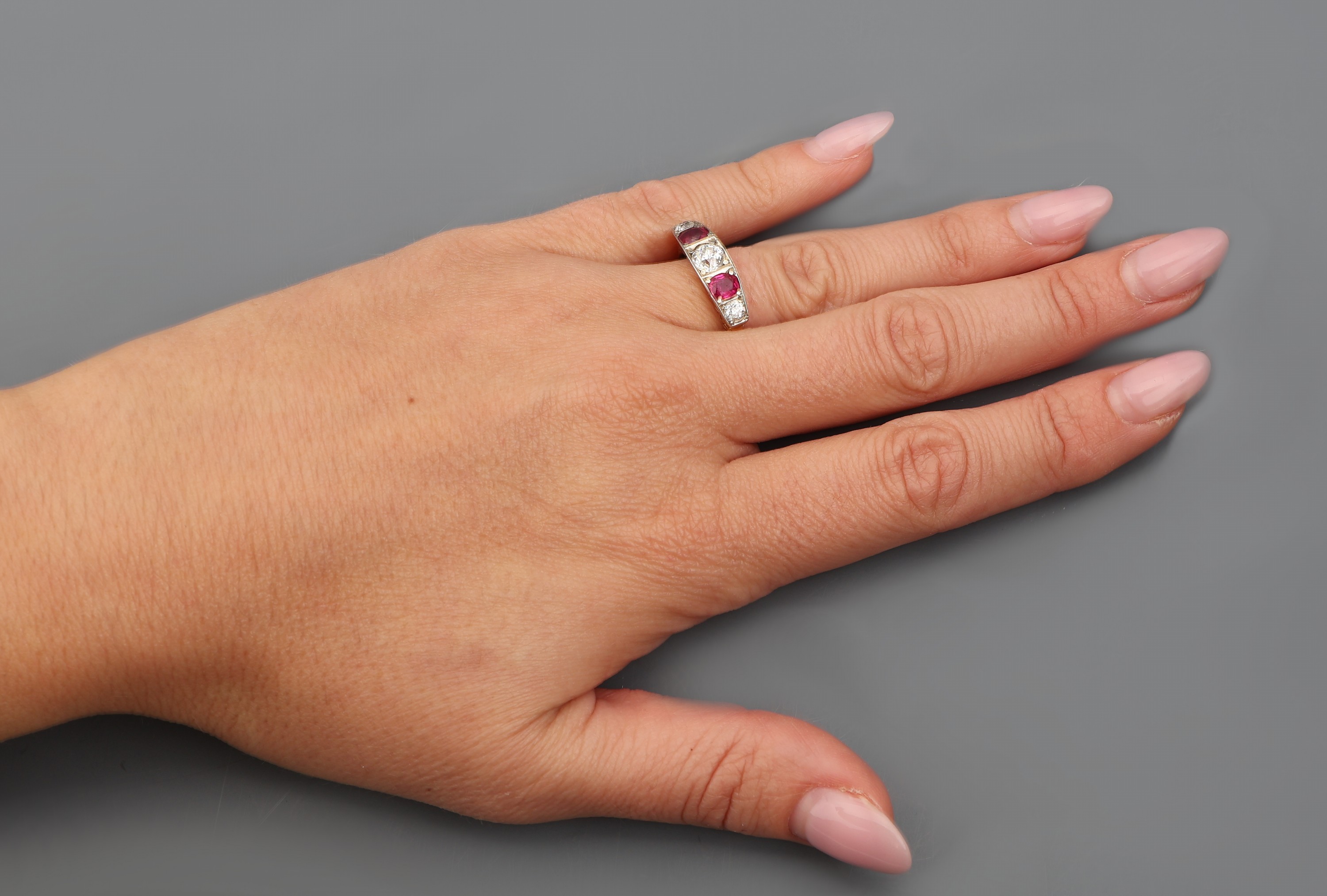 Detail d: 18 kt Gold Rubin-Diamant-Ring, um 1900, GG 750/000 und Platin, 2 rundfacett. Rubine zus. ca. 0.80 ct, 3 Altschliffdiamanten zus. ca. 0.80 ct ...
