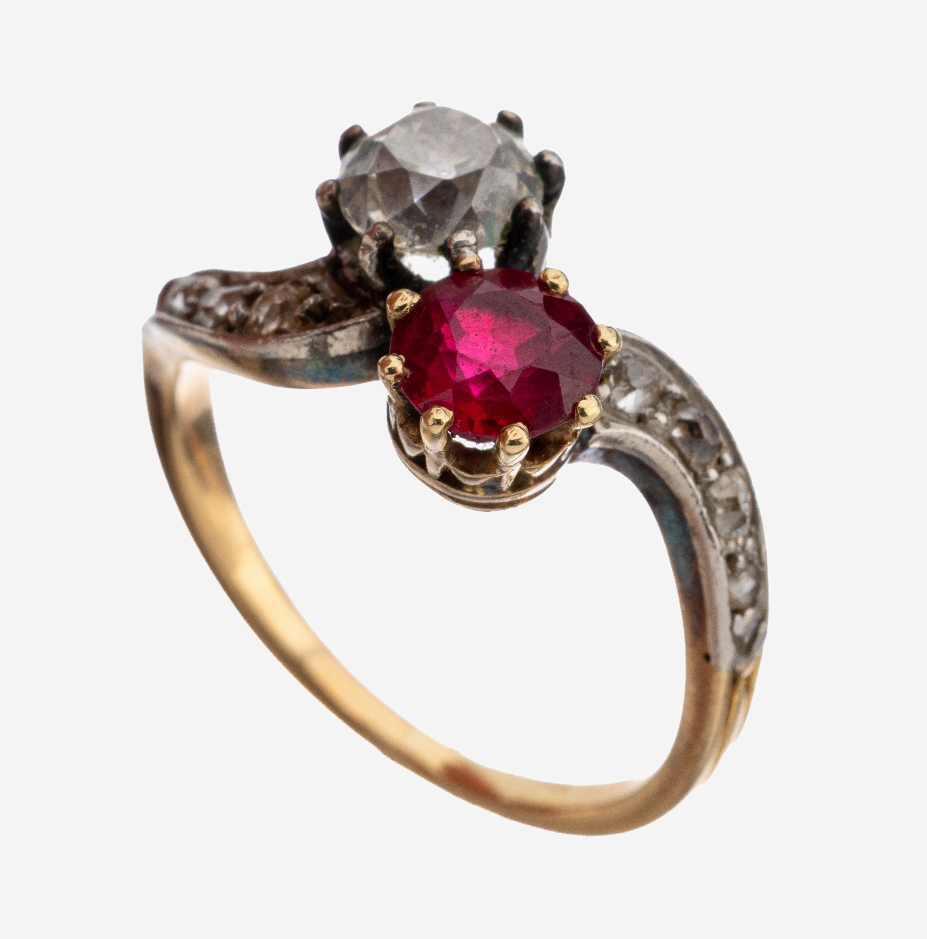 Image 27124994 - 18 kt Gold Rubin-Diamant-Ring, um 1880-90, GG 750/000 und Platin, rundfacett. Rubin- ...