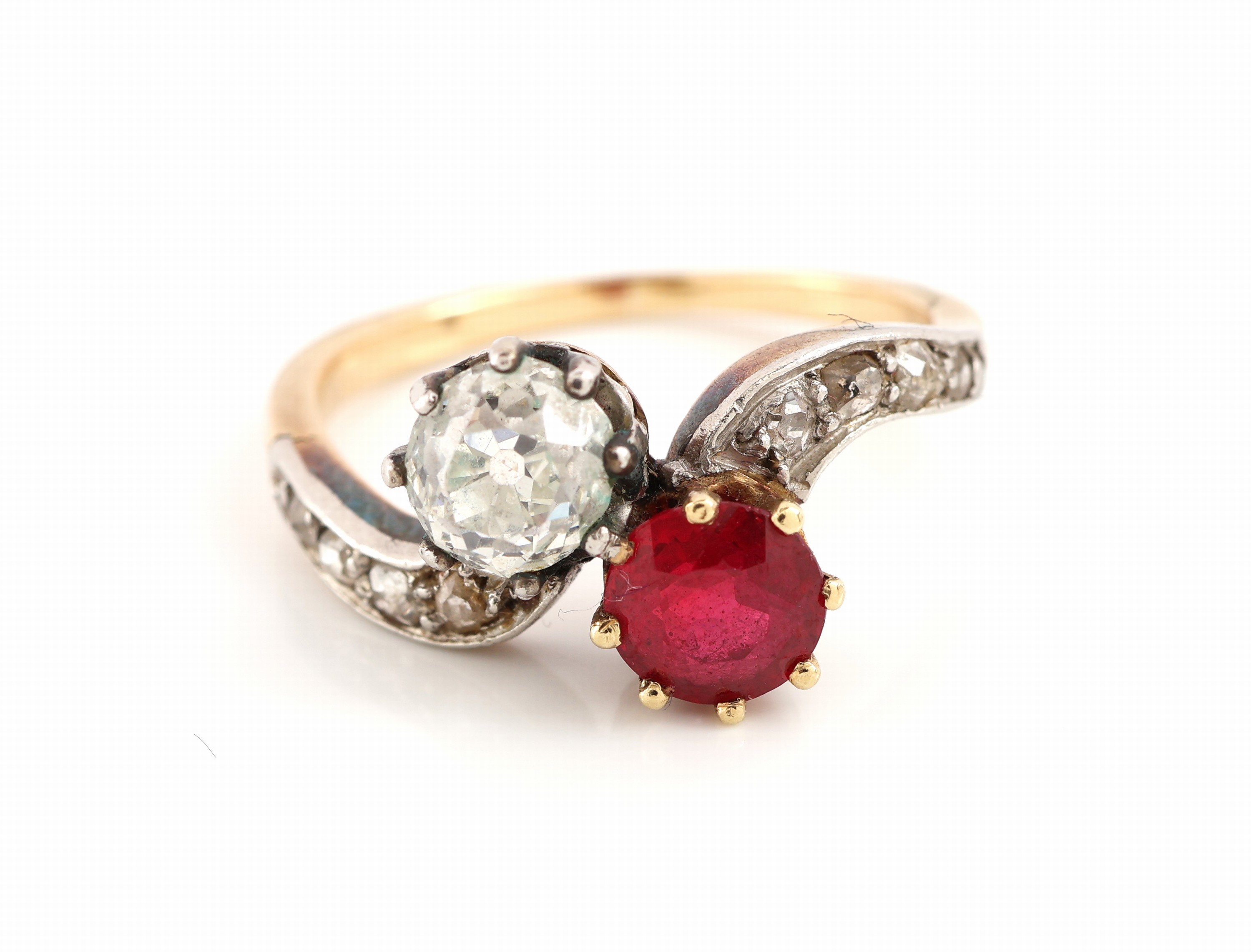 Detail a: 18 kt Gold Rubin-Diamant-Ring, um 1880-90, GG 750/000 und Platin, rundfacett. Rubin- Synthese sek., 9 Altschliffdiamanten zus. ca. 0.50 ct ...