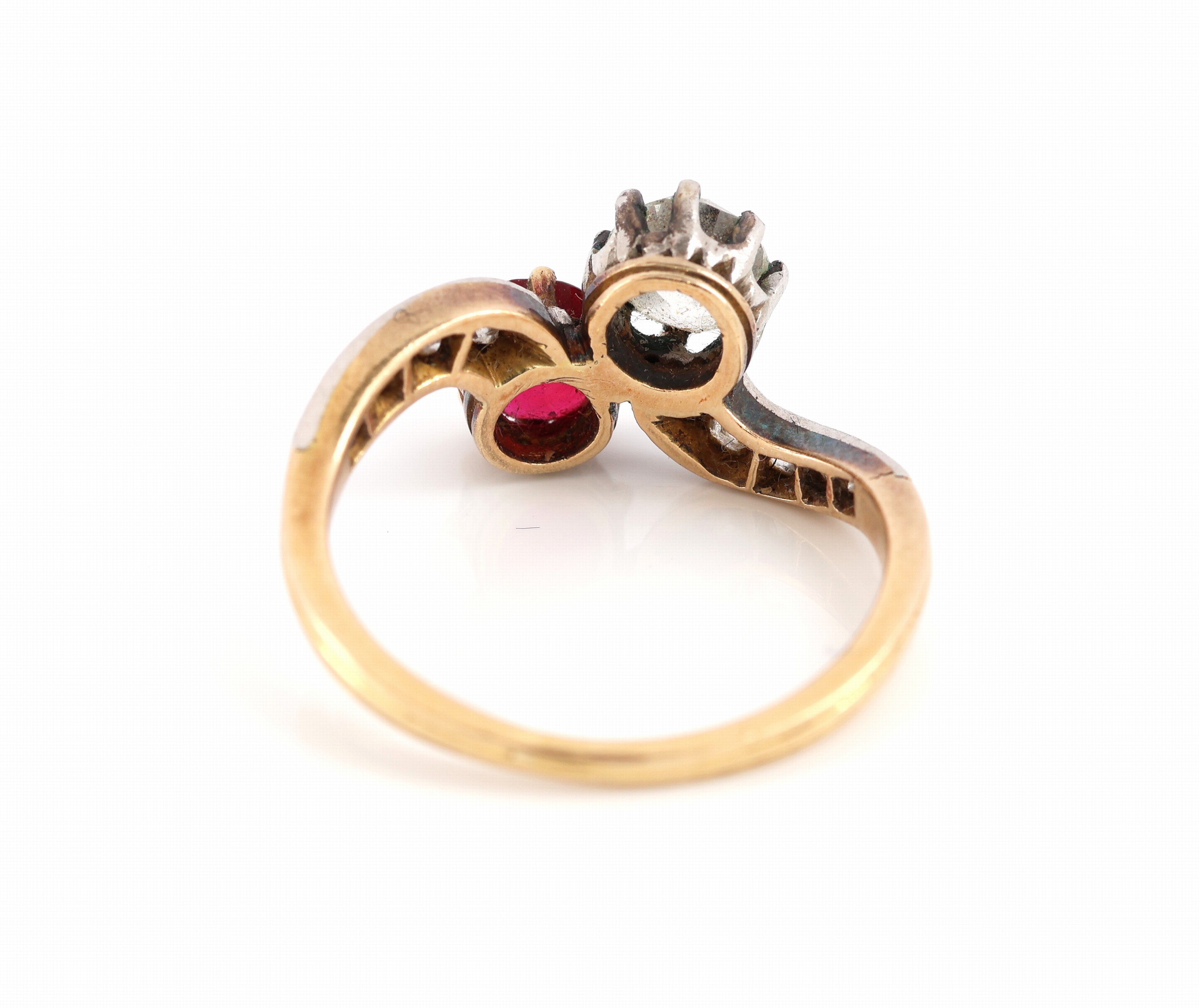 Detail b: 18 kt Gold Rubin-Diamant-Ring, um 1880-90, GG 750/000 und Platin, rundfacett. Rubin- Synthese sek., 9 Altschliffdiamanten zus. ca. 0.50 ct ...