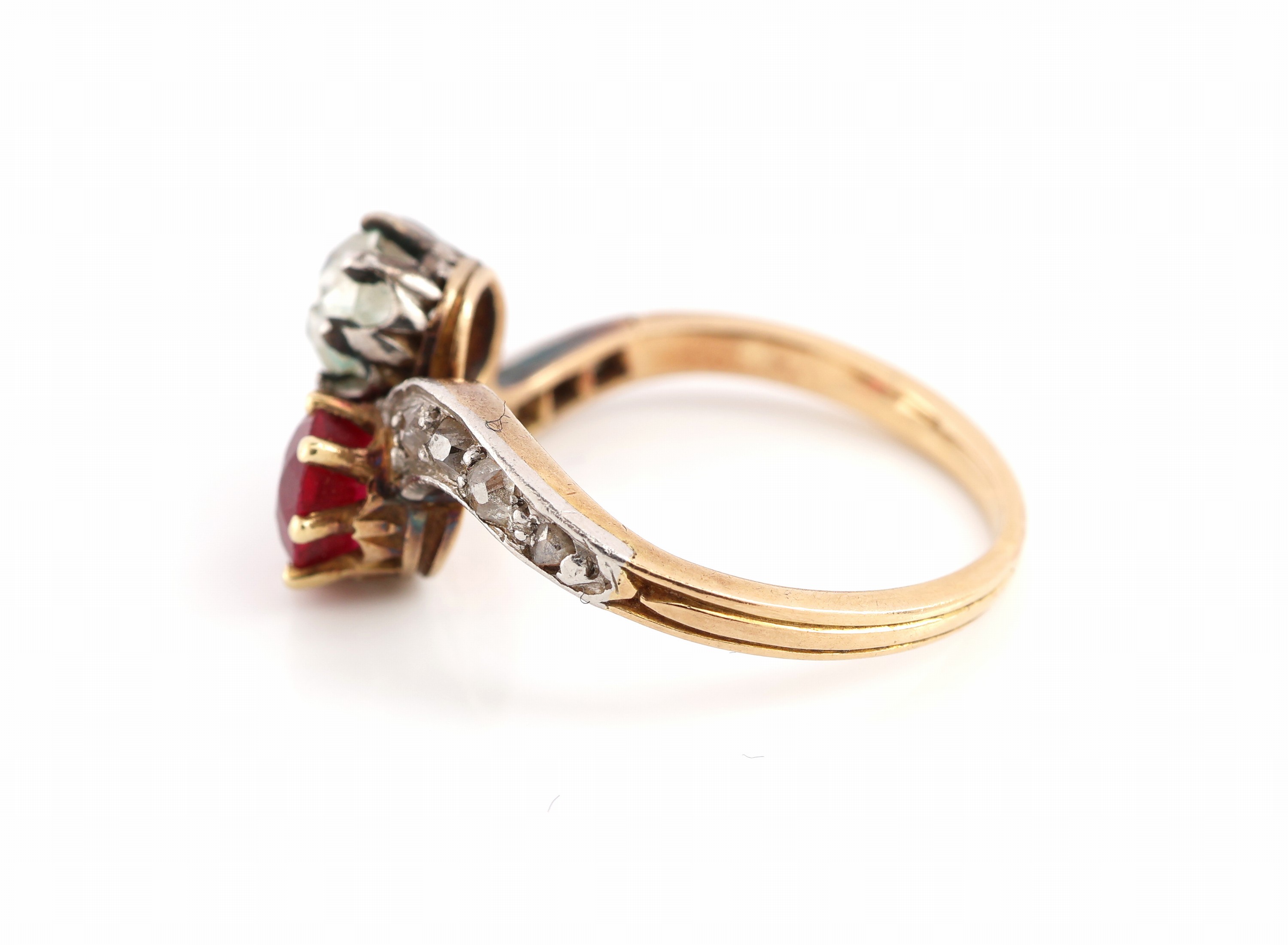 Detail c: 18 kt Gold Rubin-Diamant-Ring, um 1880-90, GG 750/000 und Platin, rundfacett. Rubin- Synthese sek., 9 Altschliffdiamanten zus. ca. 0.50 ct ...