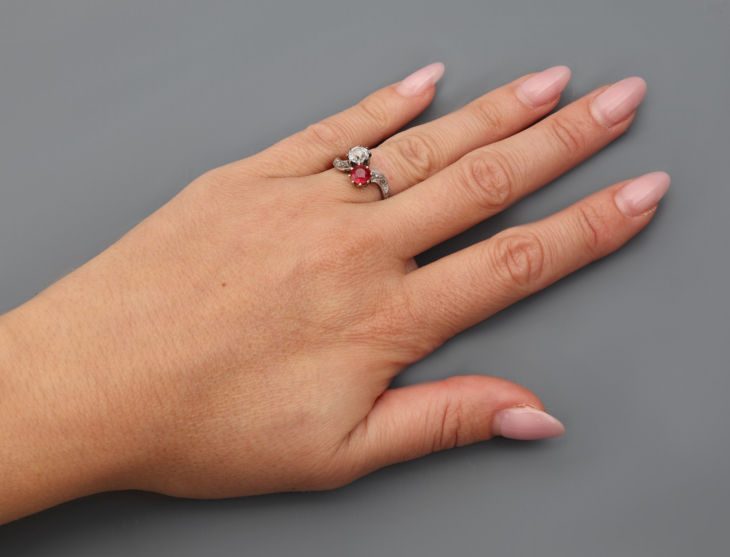 Detail d: 18 kt Gold Rubin-Diamant-Ring, um 1880-90, GG 750/000 und Platin, rundfacett. Rubin- Synthese sek., 9 Altschliffdiamanten zus. ca. 0.50 ct ...