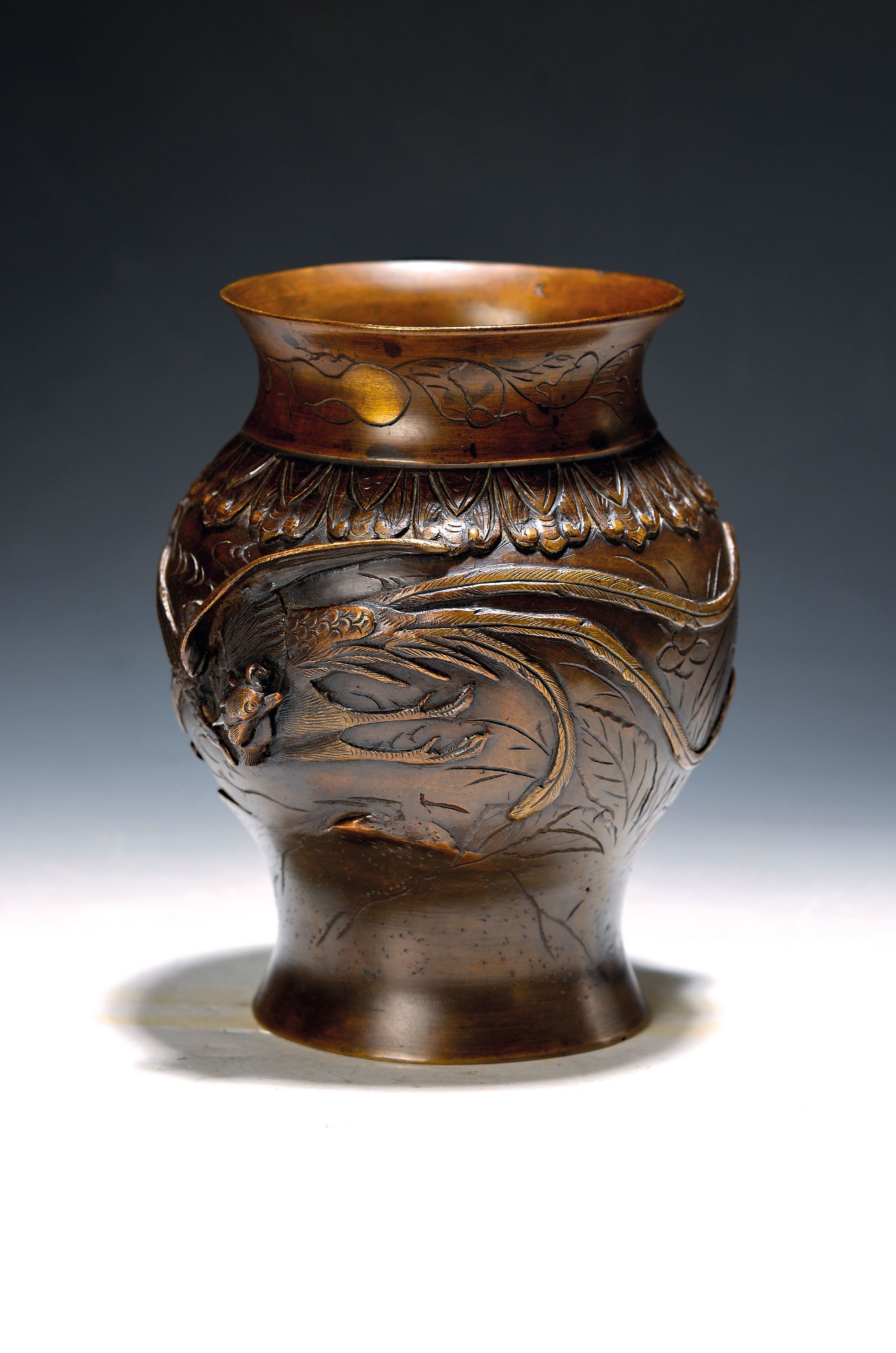 Image 27124995 - Vase, China, um 1880-1890, Bronze, mit halbplastischem Relief von Kranichen, am Boden ...