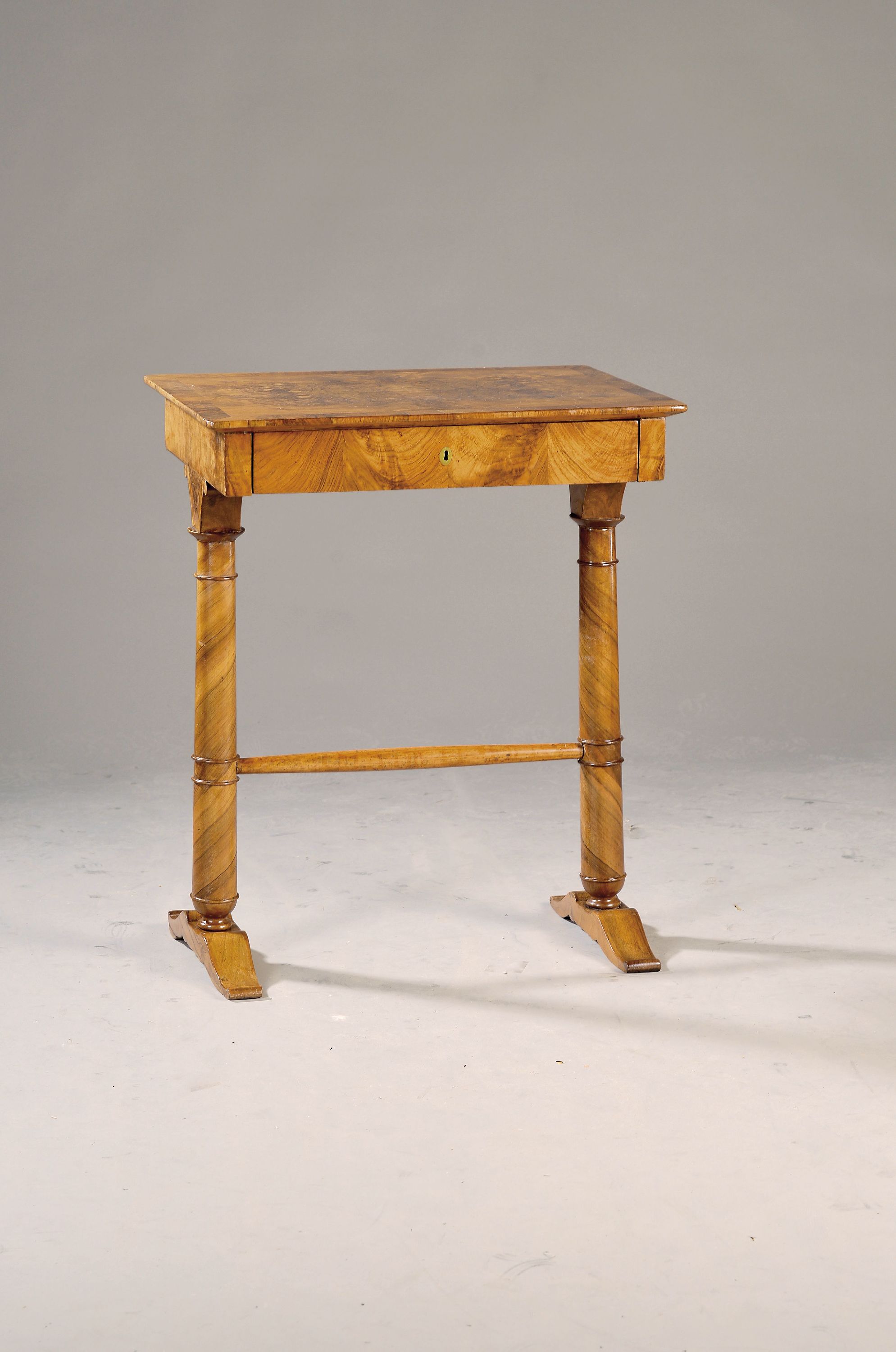 Image 27125026 - Biedermeier Beistelltisch, Österreich, um 1820/25, Nußbaumfurnier, z.T. ...