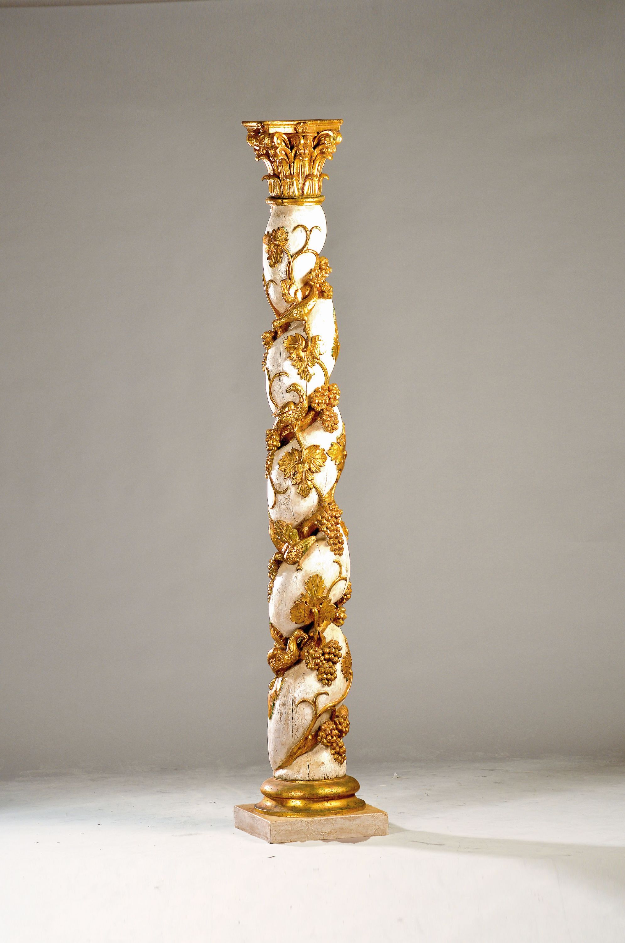 Große Deko-Säule im Barock-Stil, 19.Jh, geschnitzte Säule mit Weinranken und Traubenrelief in gold auf creme-weißem Grund, gekrönt von ...