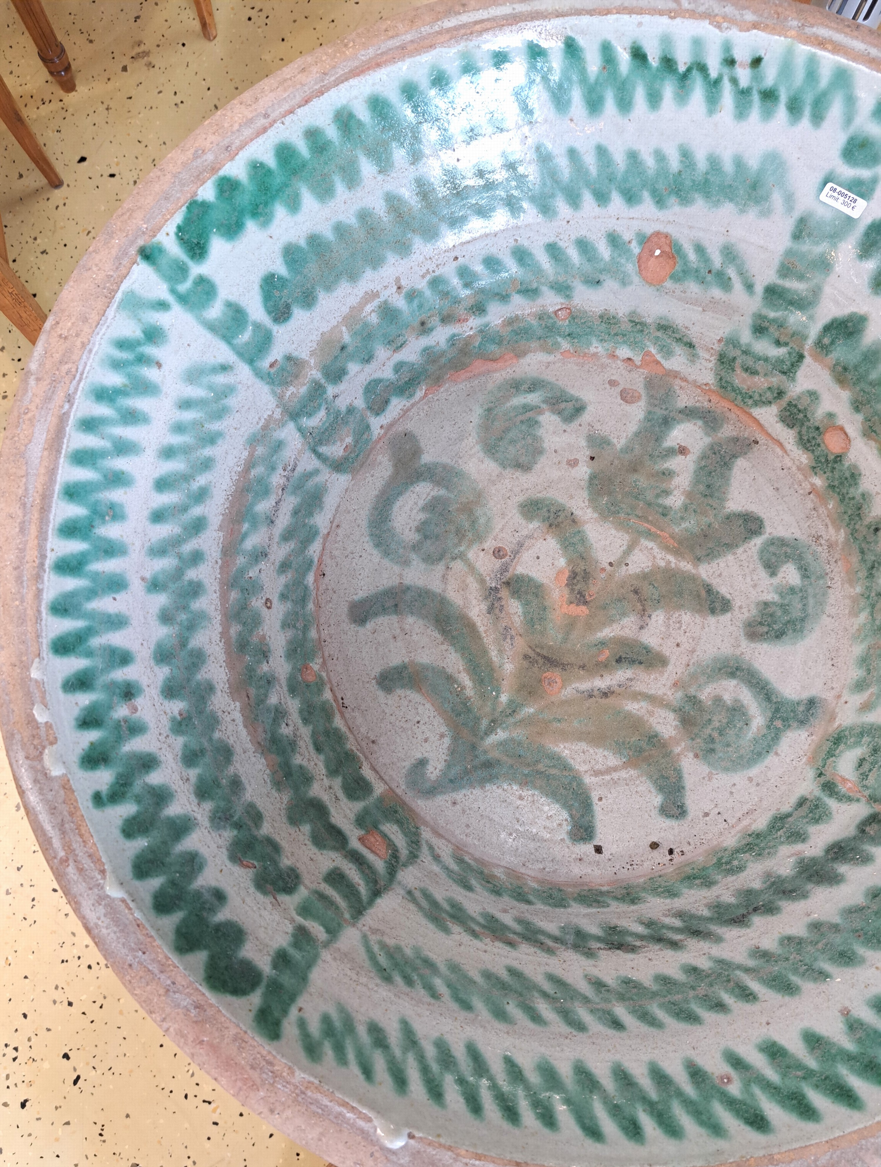 Detail b: Sehr große Fajalauza Lebrillo/Keramikschüssel, Spanien, Grenada, 18./19. Jahrhundert, Keramik, innen mit heller Zinkglasur und grüner floraler ...