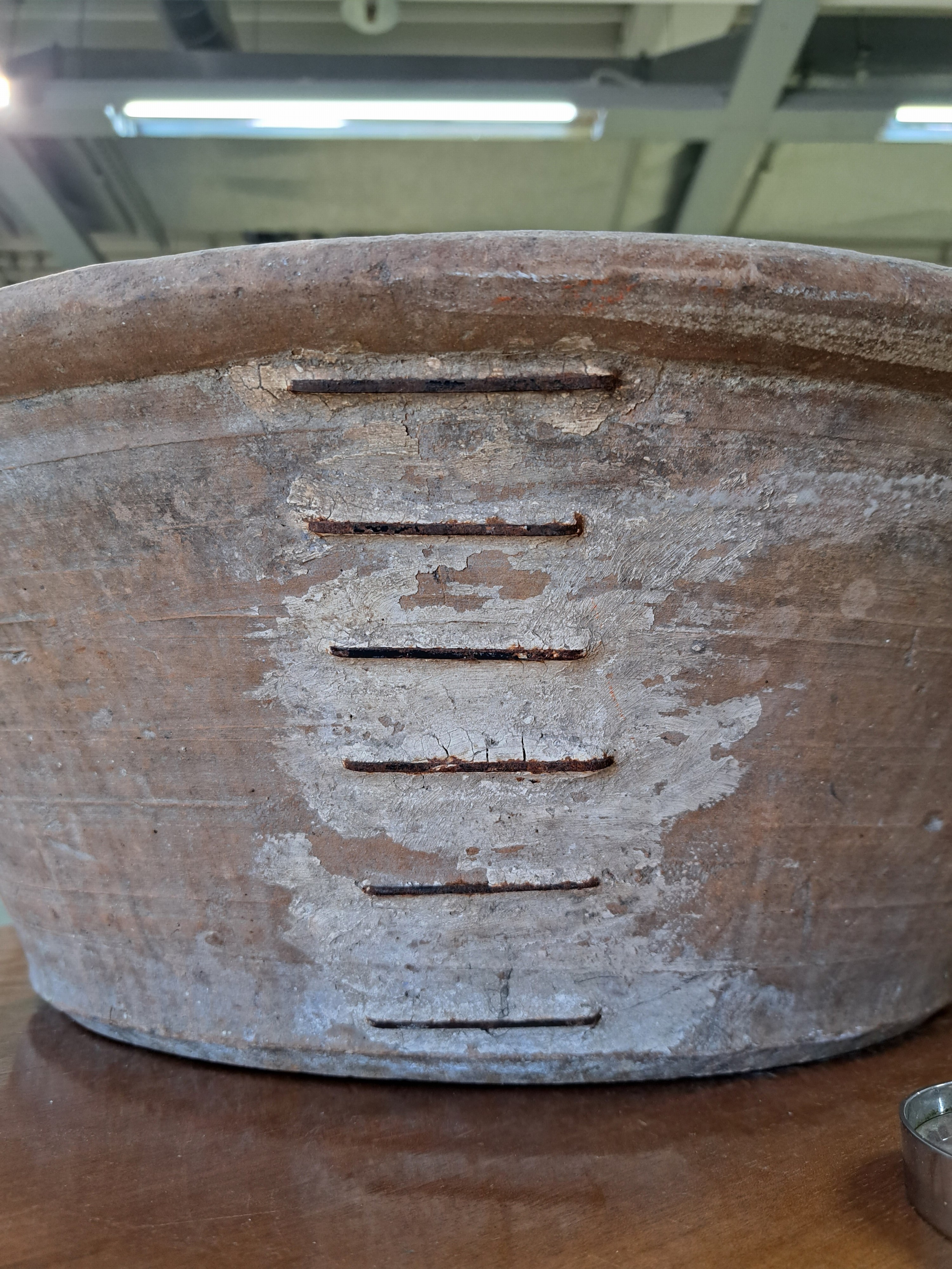 Detail g: Sehr große Fajalauza Lebrillo/Keramikschüssel, Spanien, Grenada, 18./19. Jahrhundert, Keramik, innen mit heller Zinkglasur und grüner floraler ...