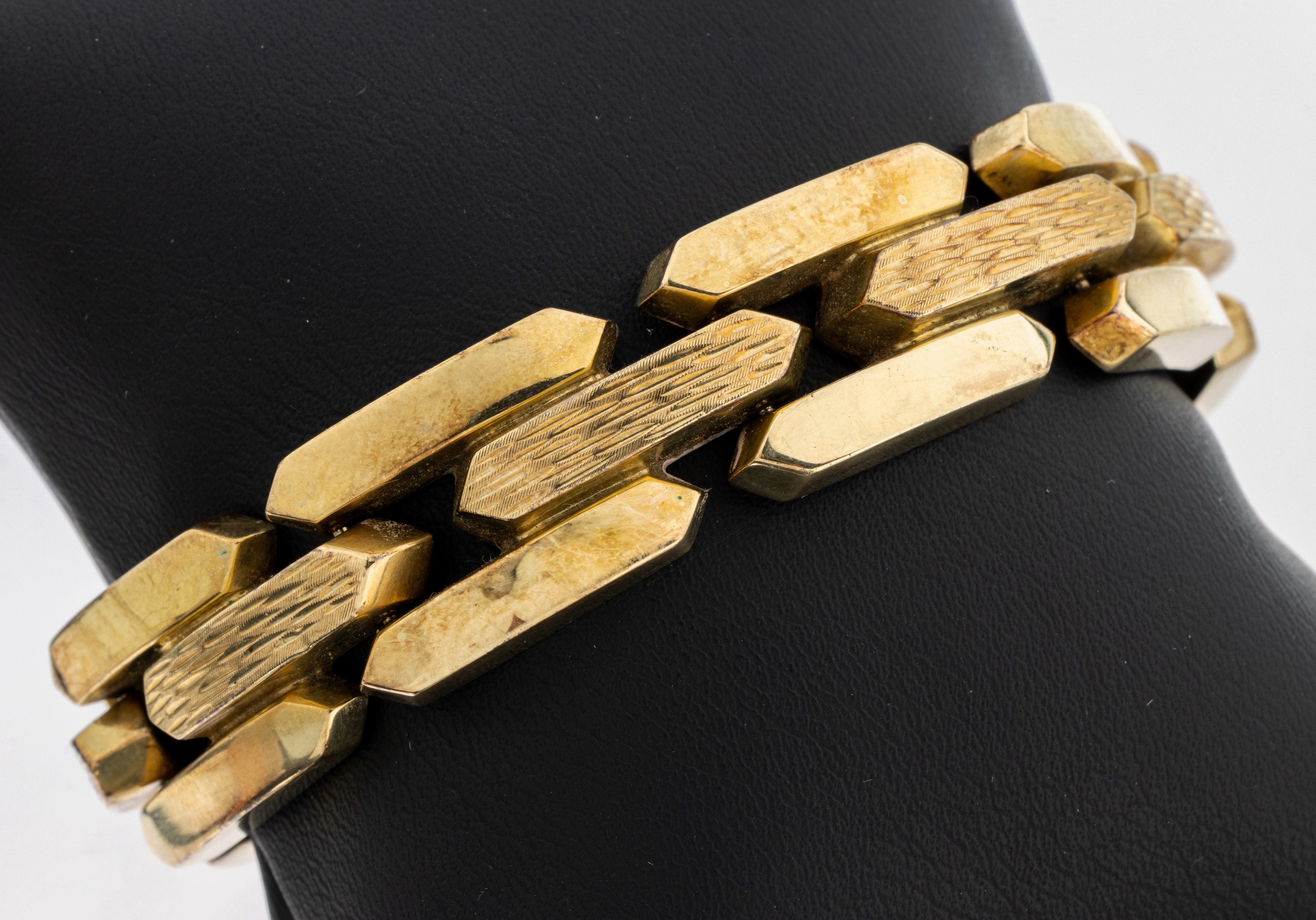 Image 27125350 - 14 kt Gold Armband, GG 585/000, hohl gearbeitet, Oberfläche part. strukt., B. ca. 1.6 ...
