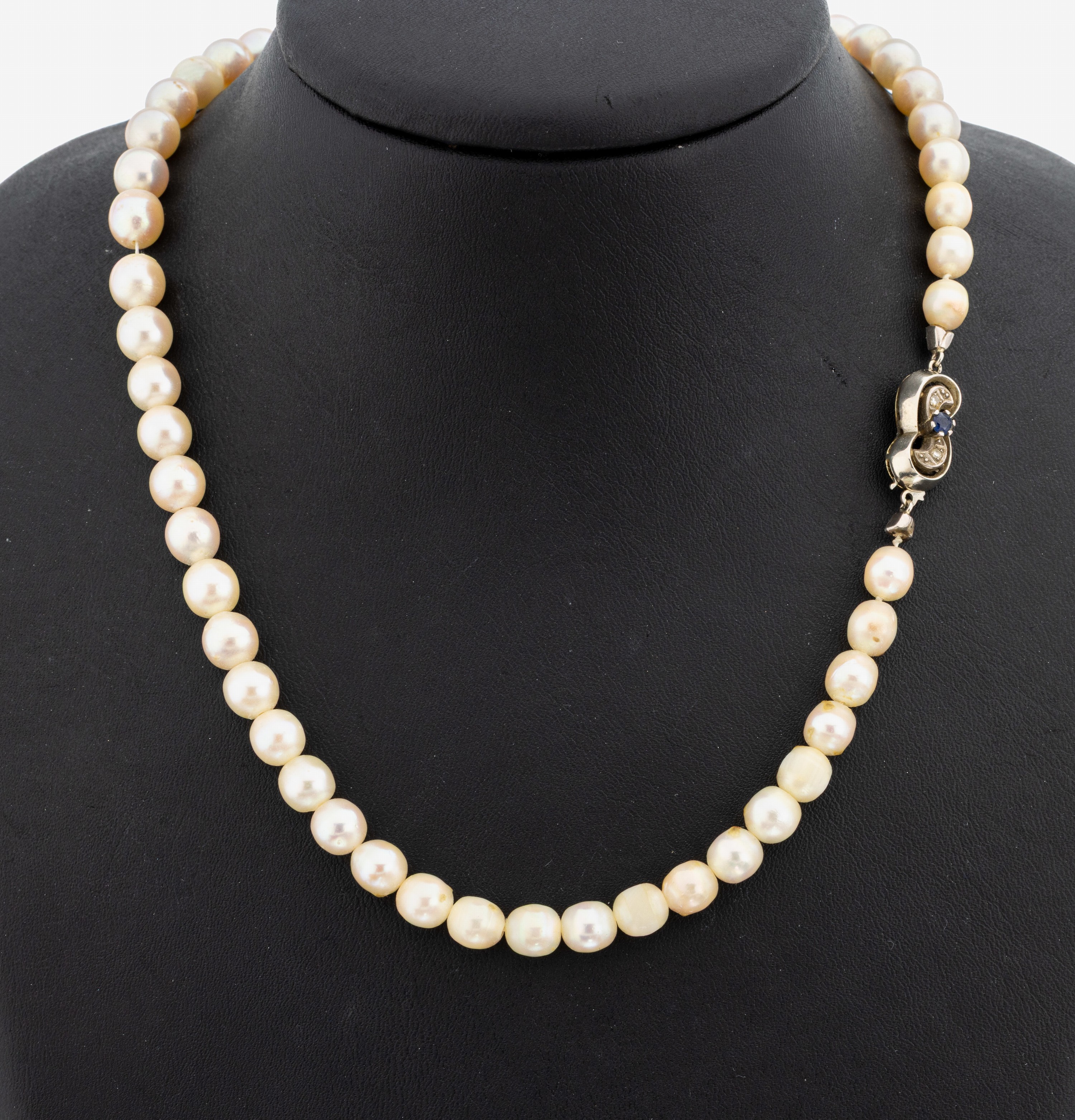 Image 27125352 - Perl-Collier mit 14 kt Gold Saphir-Diamant- Schließe, GG/WG 585/000, unrunde ...
