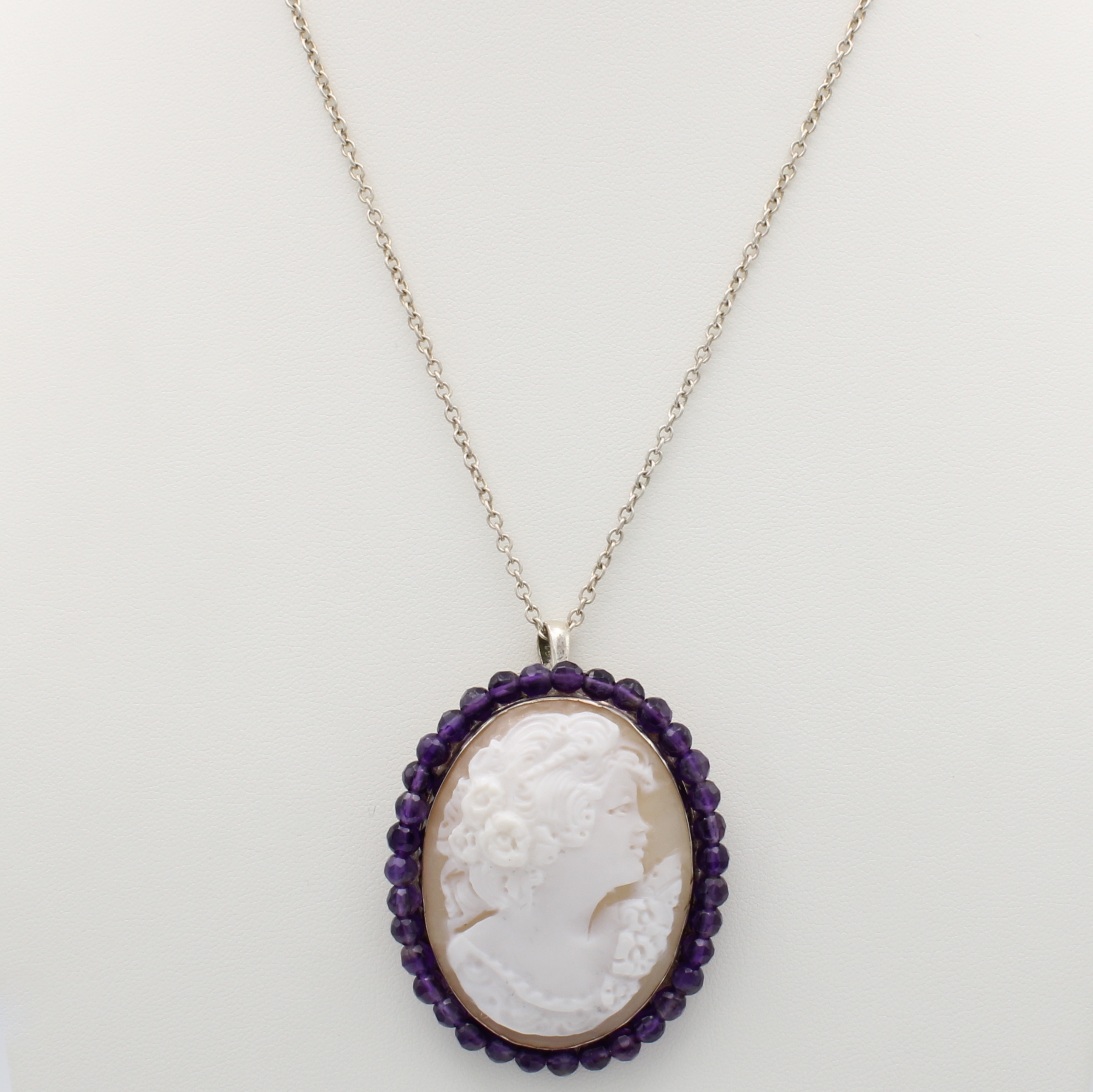 Image 27125396 - Anhänger/Brosche mit Muschelkamee und Amethysten an Kette, 925er Silber, ...