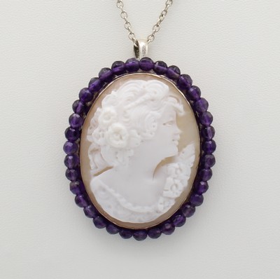 27125396a - Anhänger/Brosche mit Muschelkamee und Amethysten an Kette, 925er Silber, ...