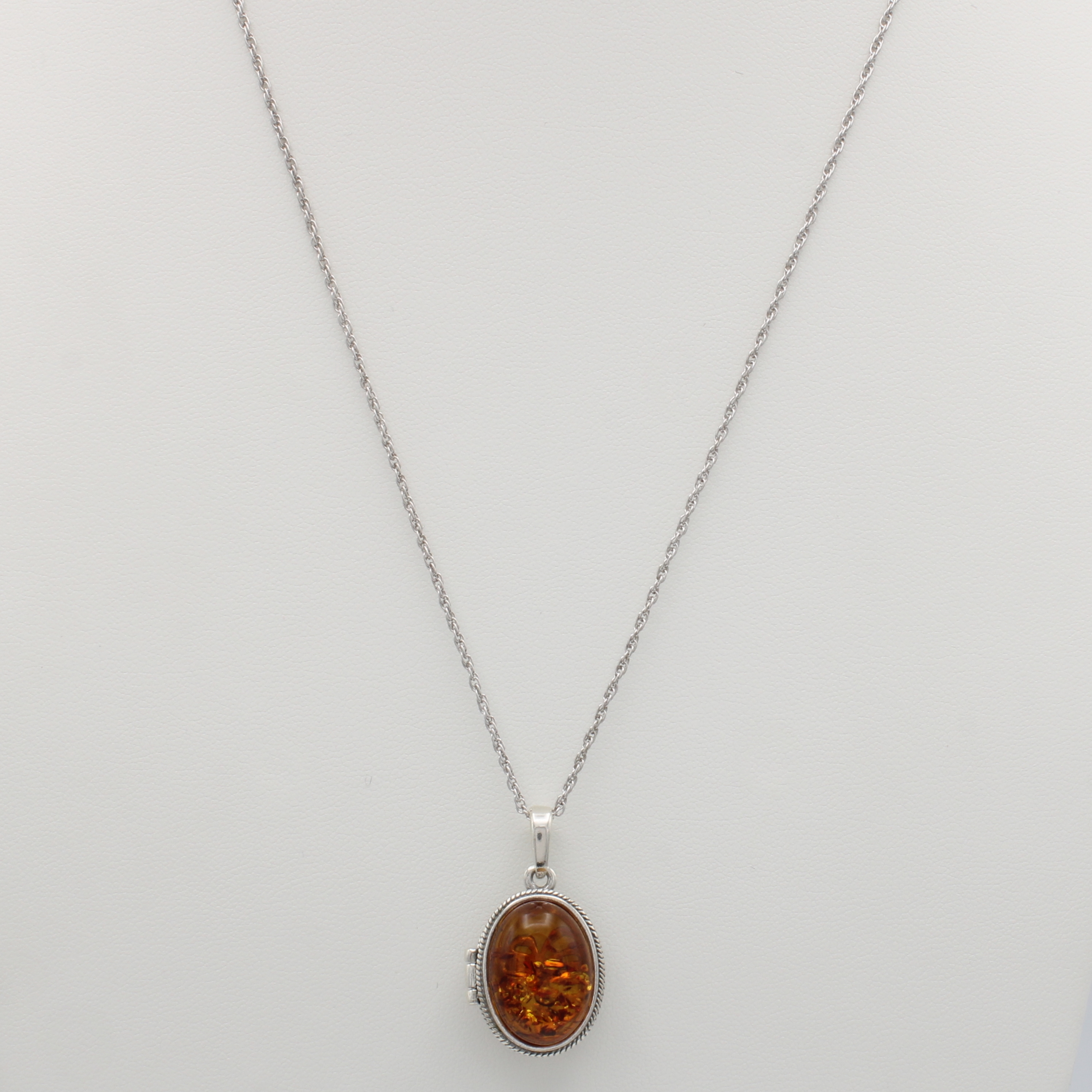 Image 27125439 - Medaillon mit Bernstein, 925er Silber, Vorderteil mit ovalem Bernsteincabochon, ...