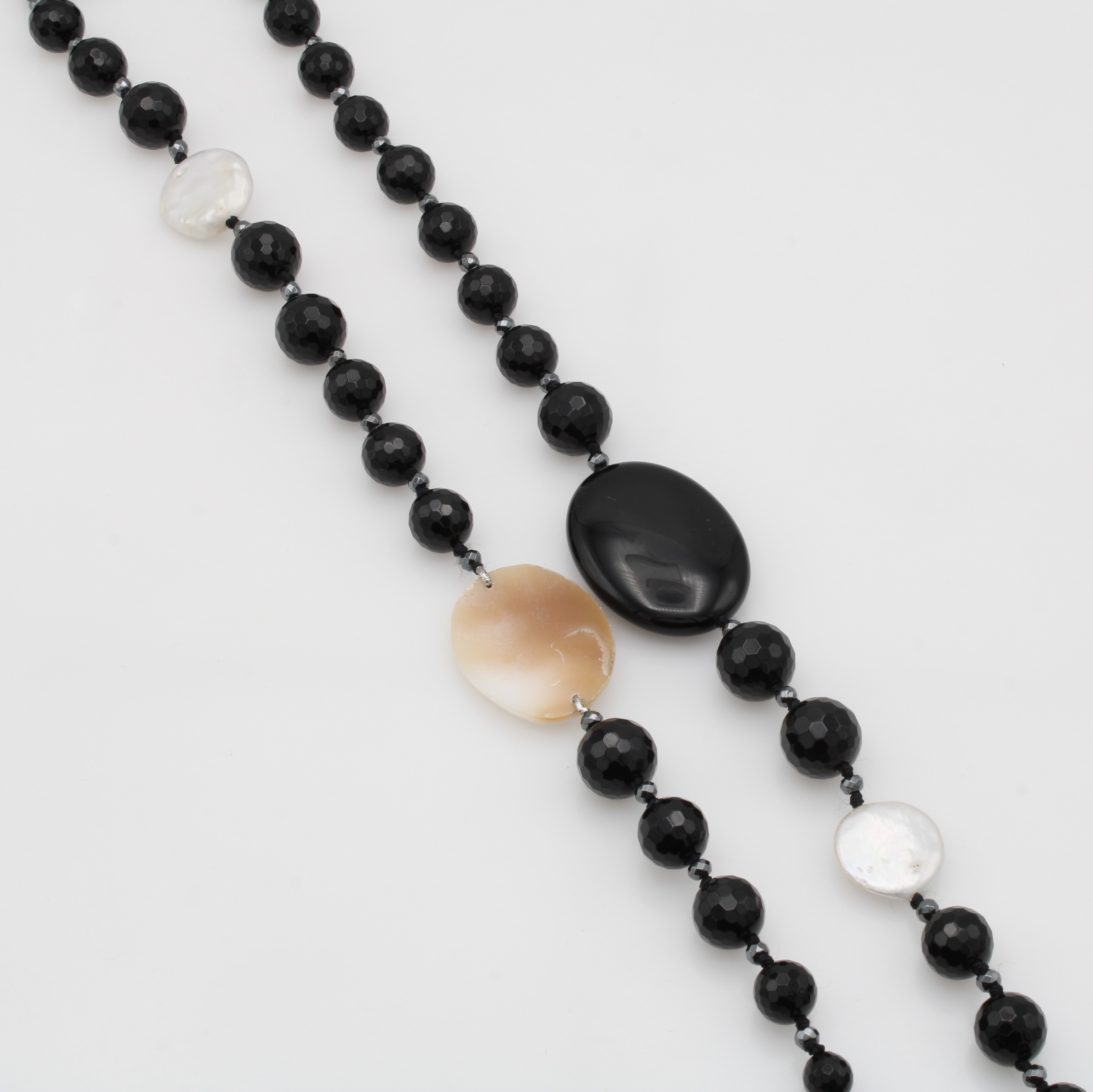 Image 27125444 - Langes Onyxcollier mit Muschelkamee und Süßwasserperlen, fac. Onykugeln u. 1 ovale ...