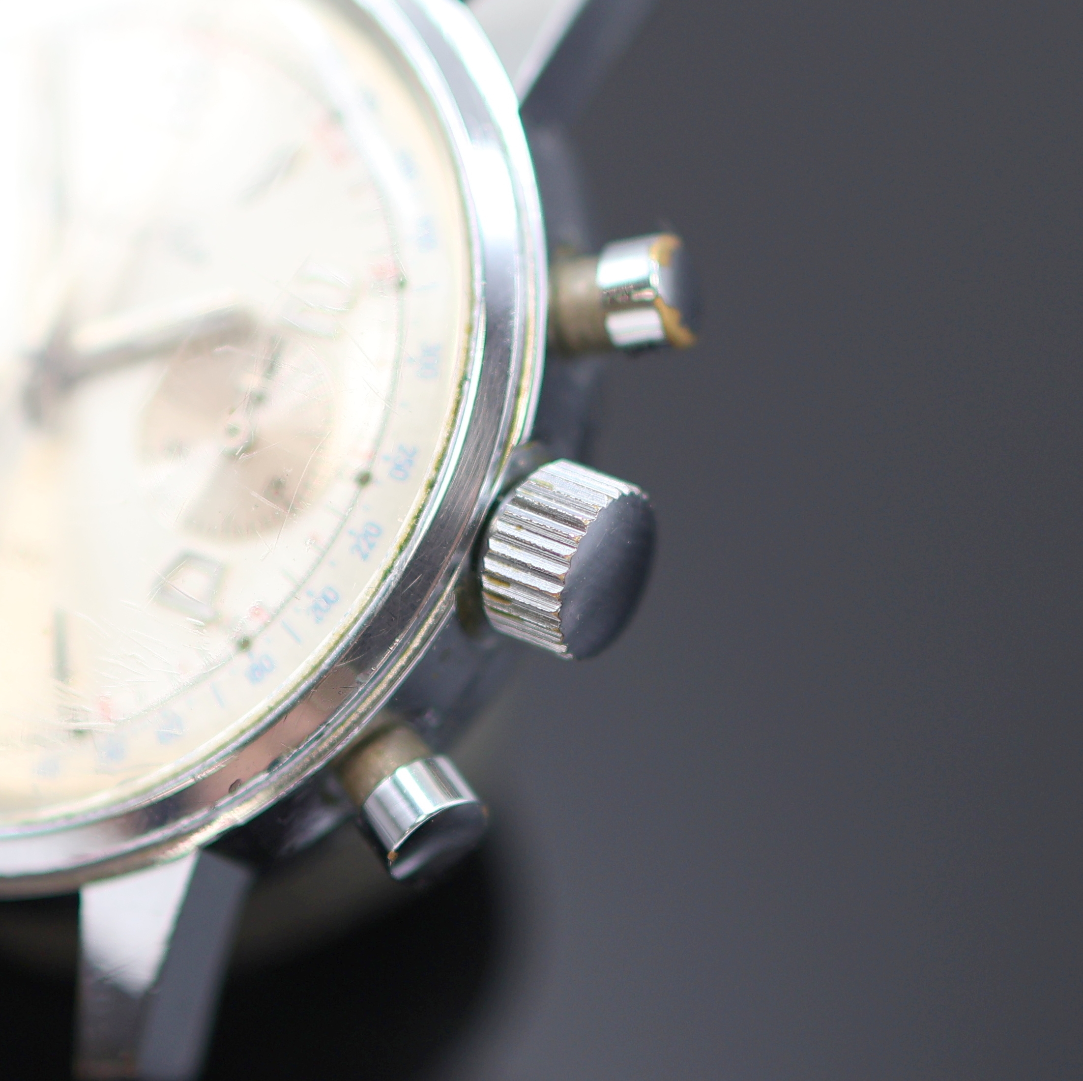 Detail b: MARCEL ET CIE verchromter Armbandchronograph mit Kaliber Valjoux 7733, Schweiz um 1970, Handaufzug, Stahlboden verschr., silb. Zifferbl. m. silb. ...