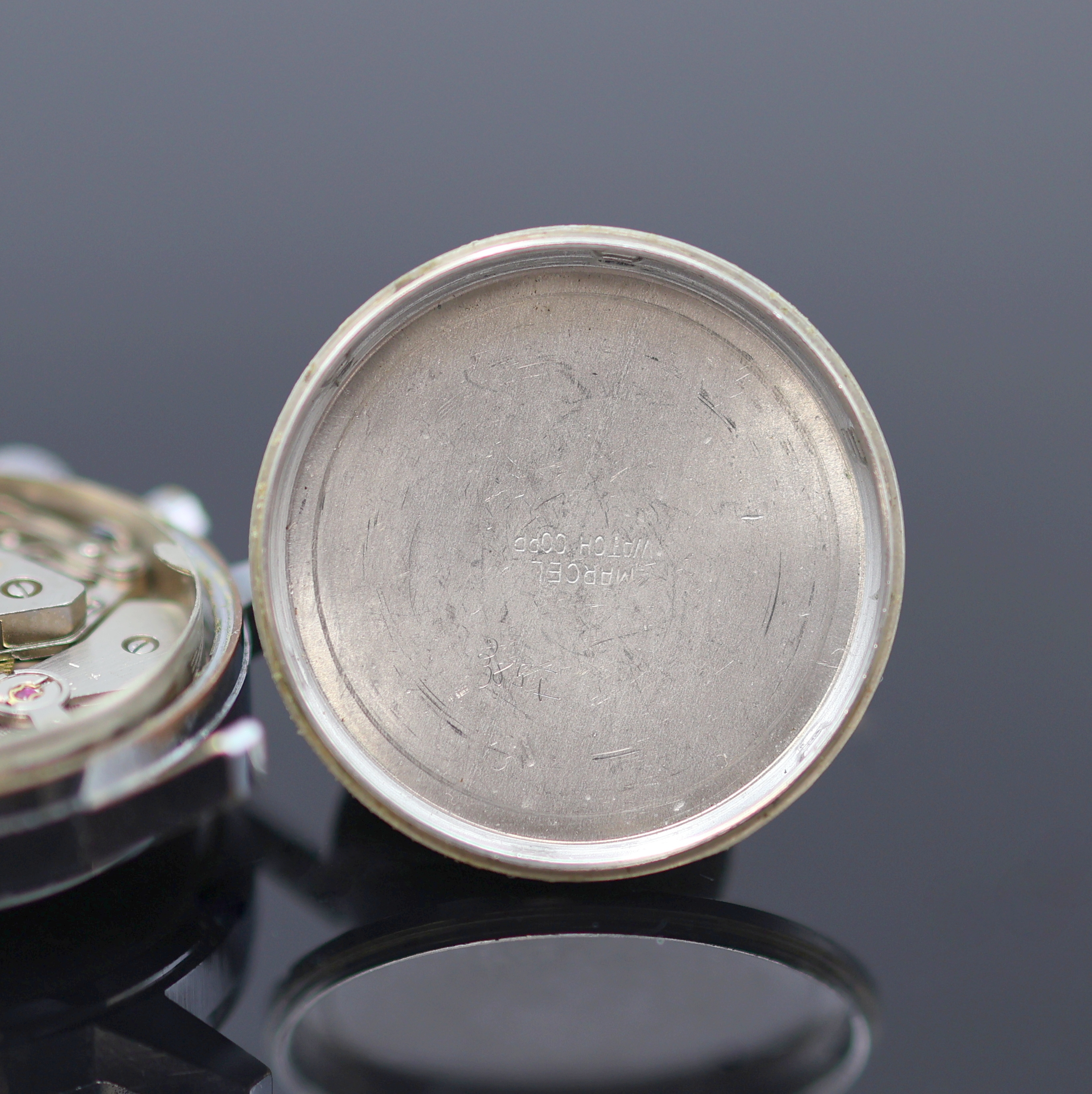 Detail e: MARCEL ET CIE verchromter Armbandchronograph mit Kaliber Valjoux 7733, Schweiz um 1970, Handaufzug, Stahlboden verschr., silb. Zifferbl. m. silb. ...