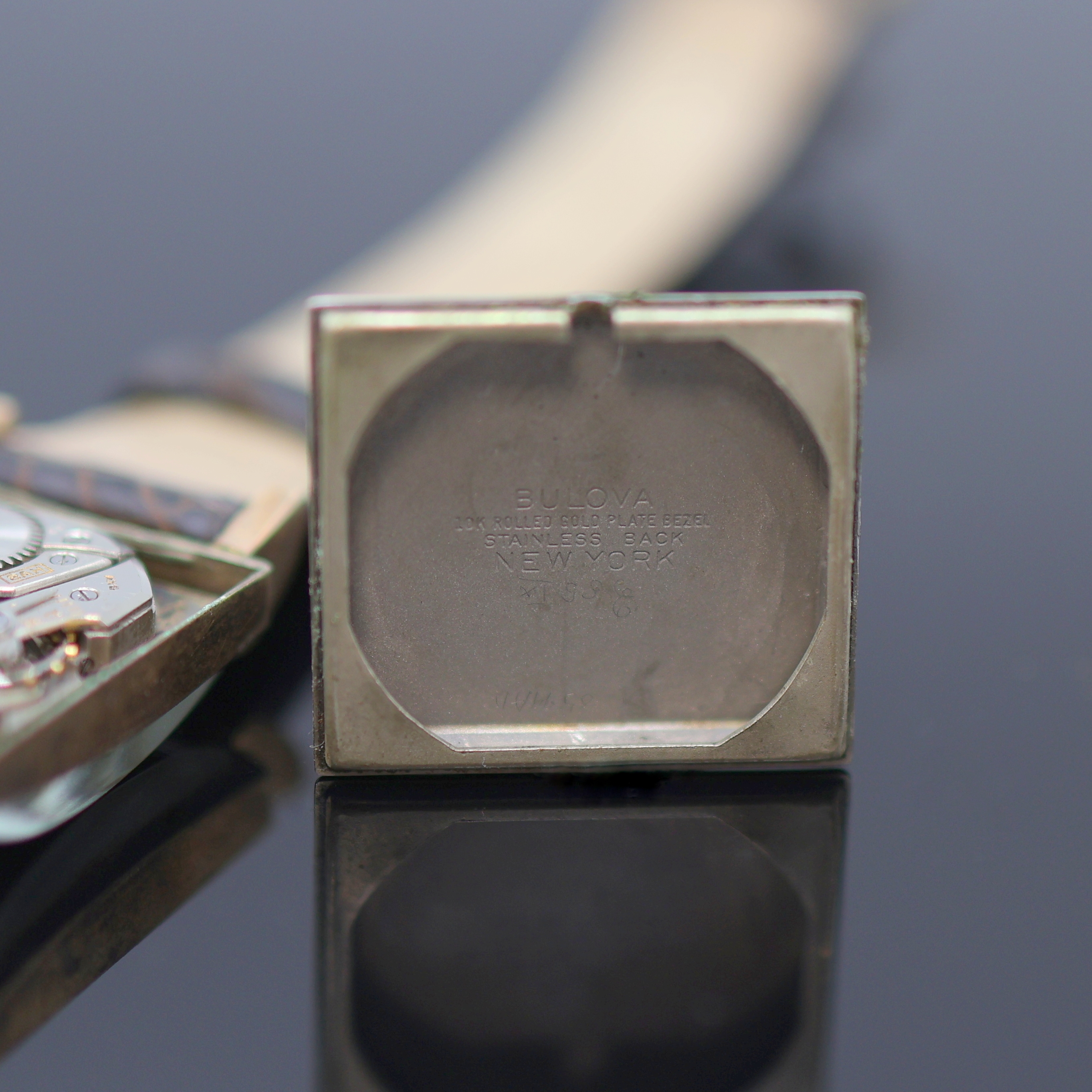 Detail i: BULOVA 2 Armbanduhren, Schweiz/USA 1940er Jahre, Handaufzug, 10k Gold filled, 1x Stahlboden, Böden aufgedr., silb. Zifferblätter rest./pat./fl., ...