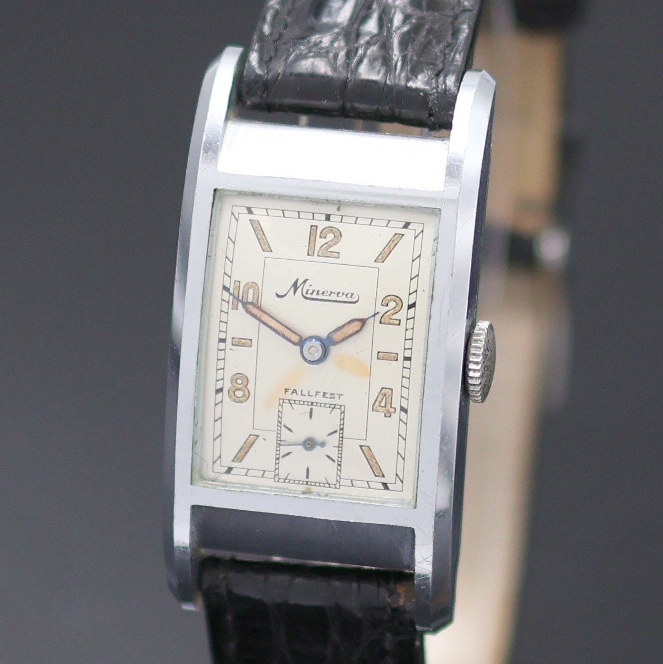 Detail a: MINERVA rechteckige verchromte Armbanduhr, Schweiz 1940er Jahre, Handaufzug, Boden aufgedr., silb. Zifferbl. pat./fl., Leuchtind. u. arab. ...