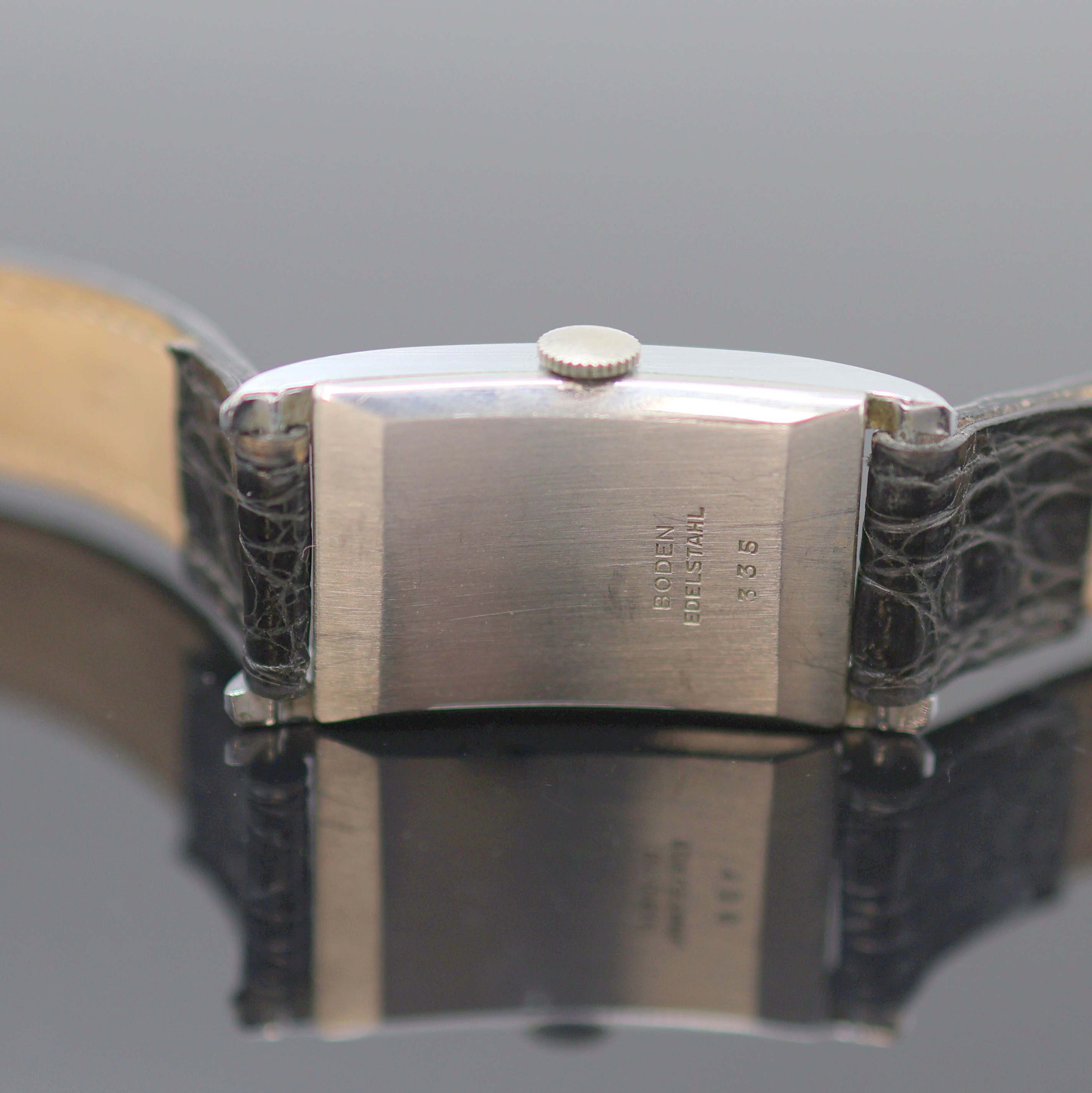 Detail d: MINERVA rechteckige verchromte Armbanduhr, Schweiz 1940er Jahre, Handaufzug, Boden aufgedr., silb. Zifferbl. pat./fl., Leuchtind. u. arab. ...