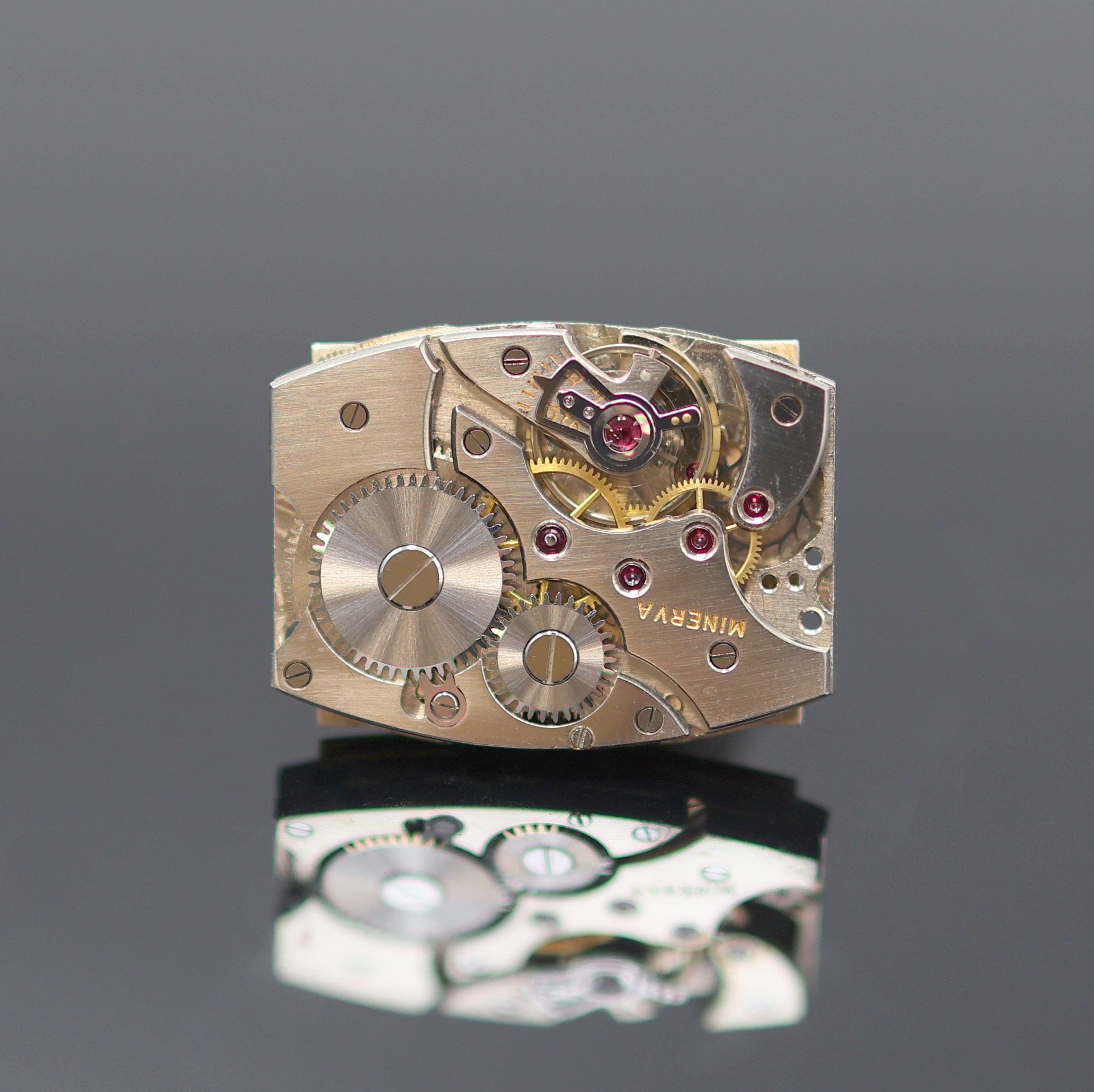 Detail e: MINERVA rechteckige verchromte Armbanduhr, Schweiz 1940er Jahre, Handaufzug, Boden aufgedr., silb. Zifferbl. pat./fl., Leuchtind. u. arab. ...