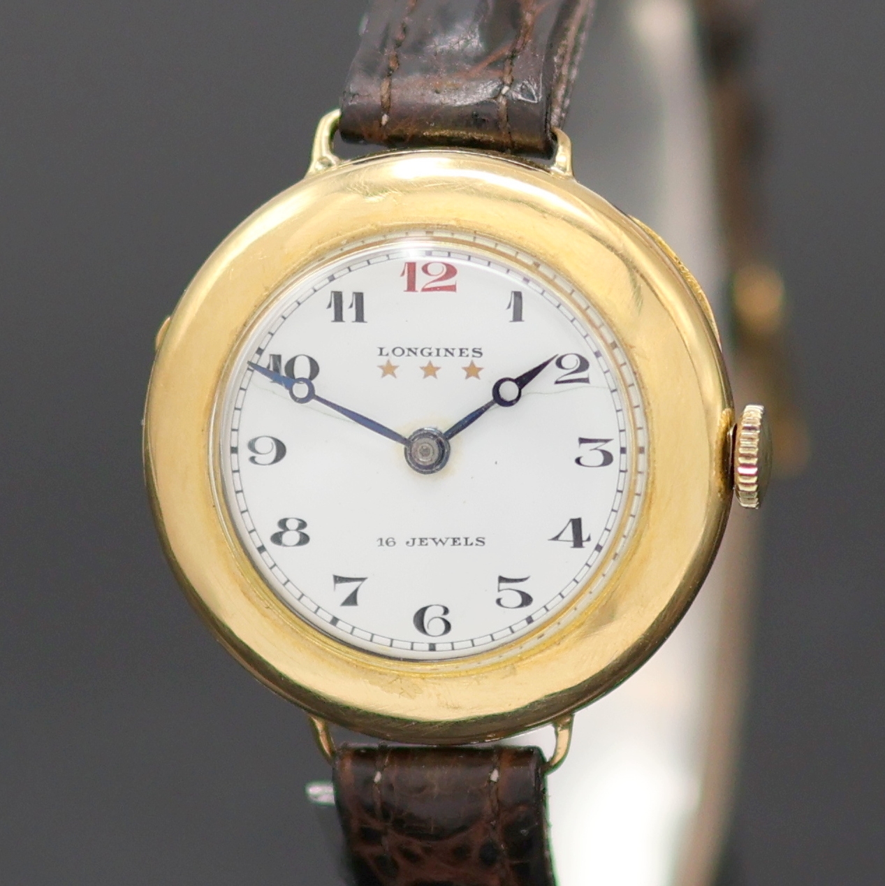 Detail a: LONGINES frühe Damenarmbanduhr in GG 750/000, Schweiz um 1920, Handaufzug, dell. Scharnierboden (defekt/zu rep.), Emailzifferbl. riss., ...