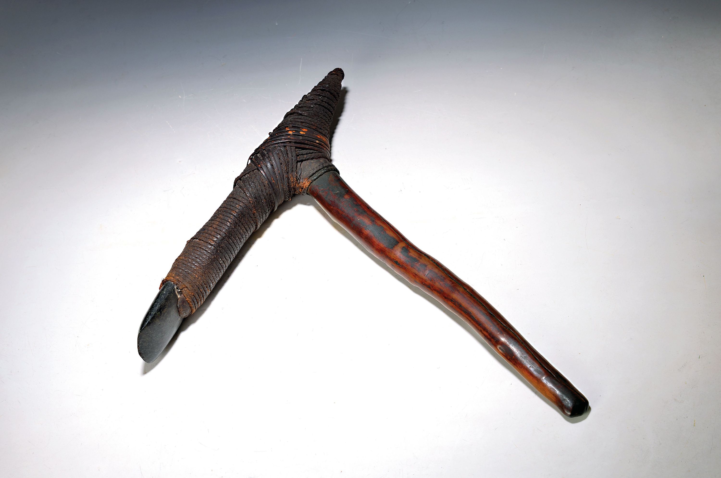 Image 27125509 - Steinbeil/Axt, Papua Neuguinea, 20. Jh., Holzschaft, Klinge aus geschliffenem Stein, mit ...