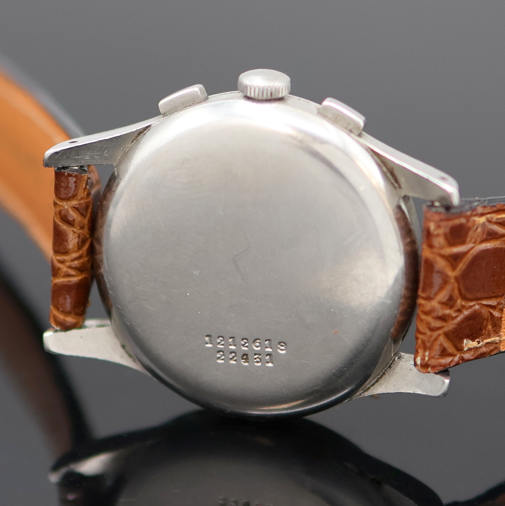 Detail d: UNIVERSAL GENEVE Uni-Compax Schaltradchronograph in Edelstahl Referenz 22431, Schweiz 1940er Jahre, Handaufzug, 3- teil. Gehäuse, Boden und Glasrand ...