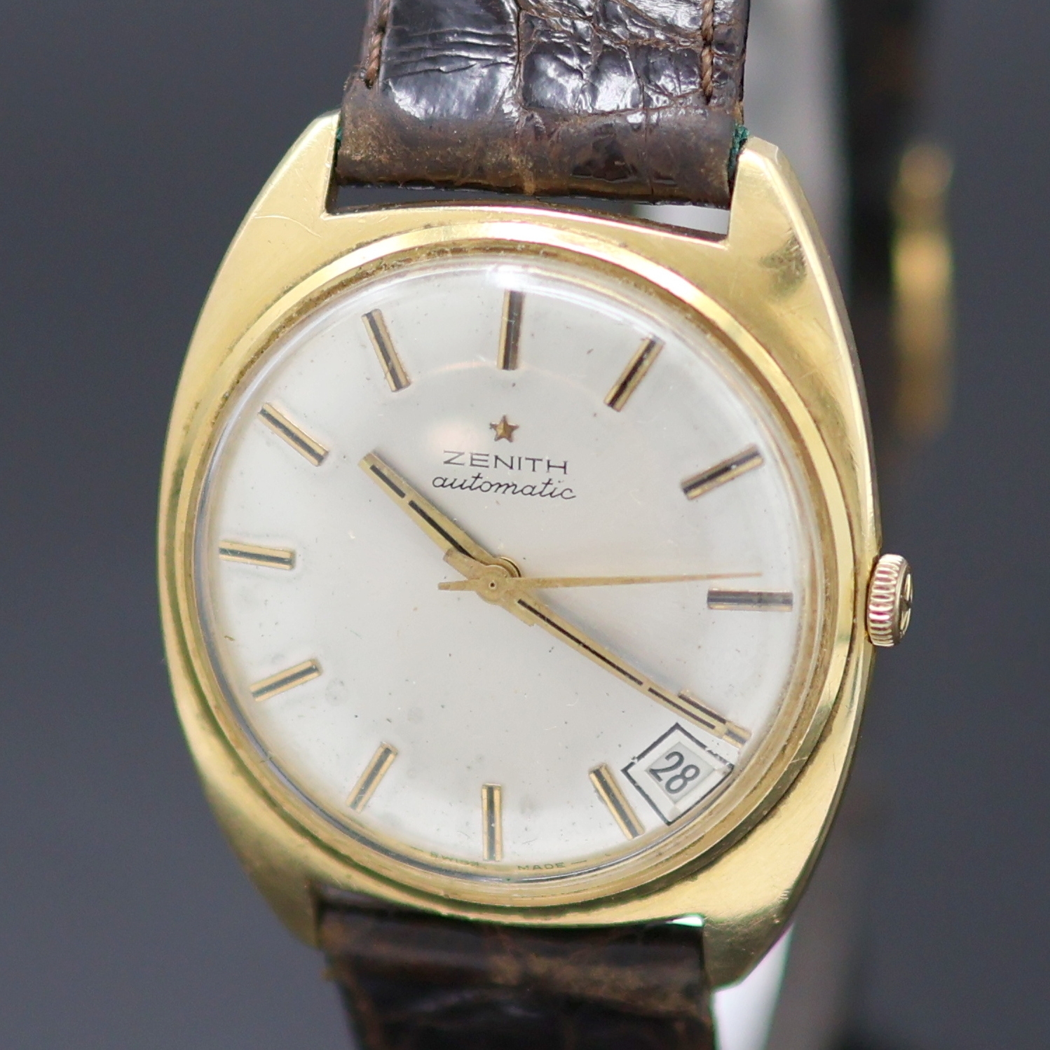 Detail a: ZENITH Herrenarmbanduhr in GG 750/000, Schweiz um 1968, Automatik,2-teil. Geh., Boden aufgedr., orig. Krone, silb. Zifferbl. m. aufges. Indizes ...