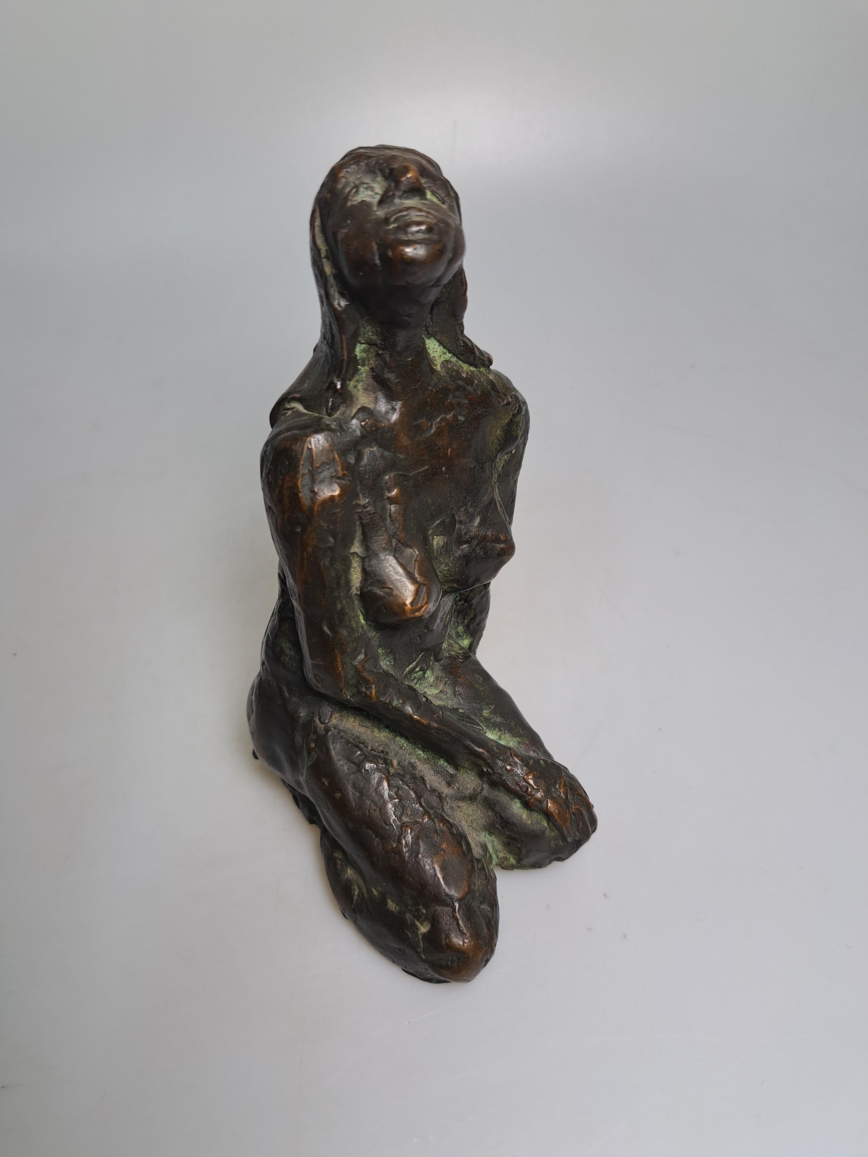 Detail a: Franz Werner Müller Steinfurth, 1952 - 2017 Bildhauer aus Speyer, hier sitzender Frauenakt, nach oben blickend, H. ca. 16.5 cm am Boden monogrammiert