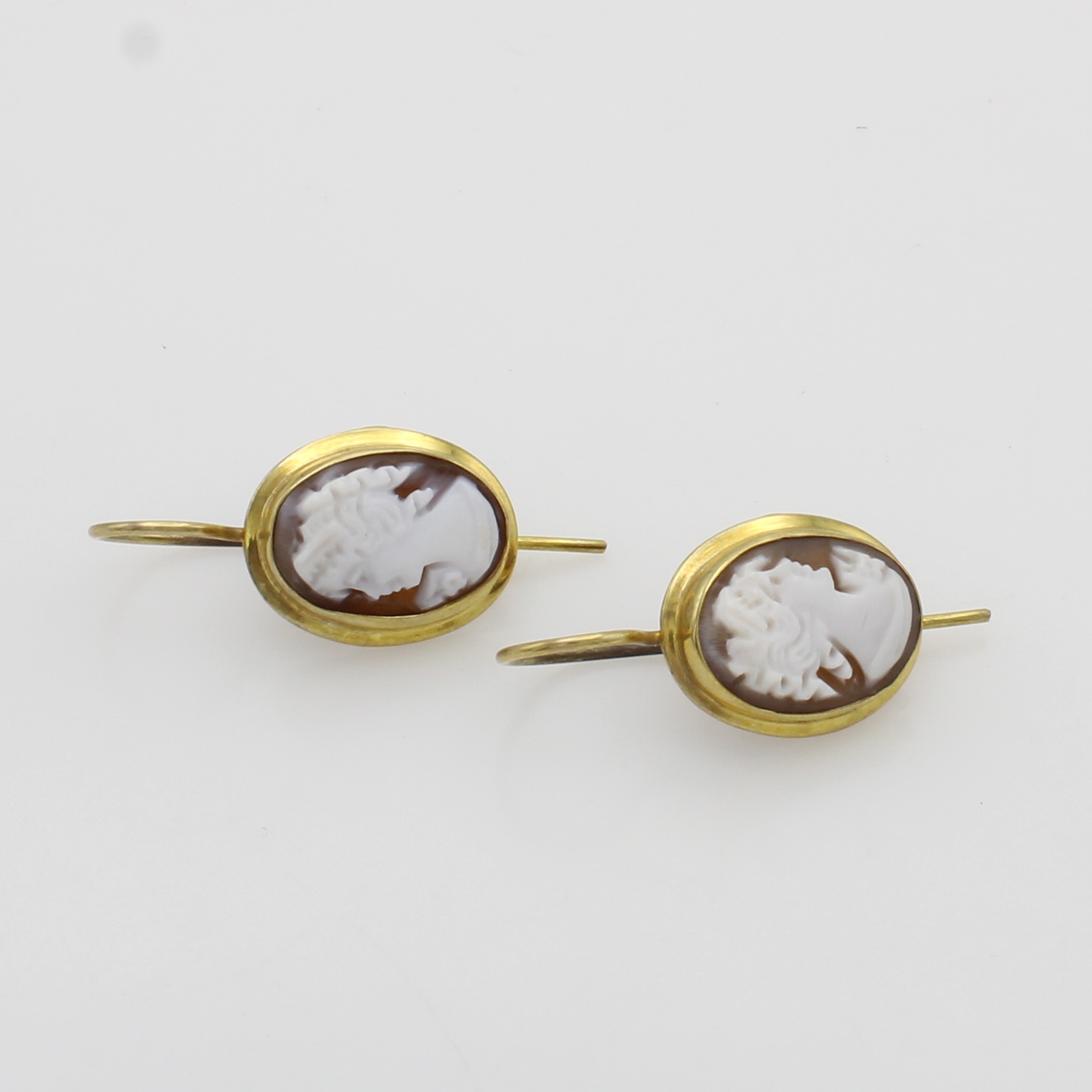 Image 27125706 - Paar Ohrhaken mit Muschelkameen, 925er Silber verg., geschnitzte Muschelkameen m. ...