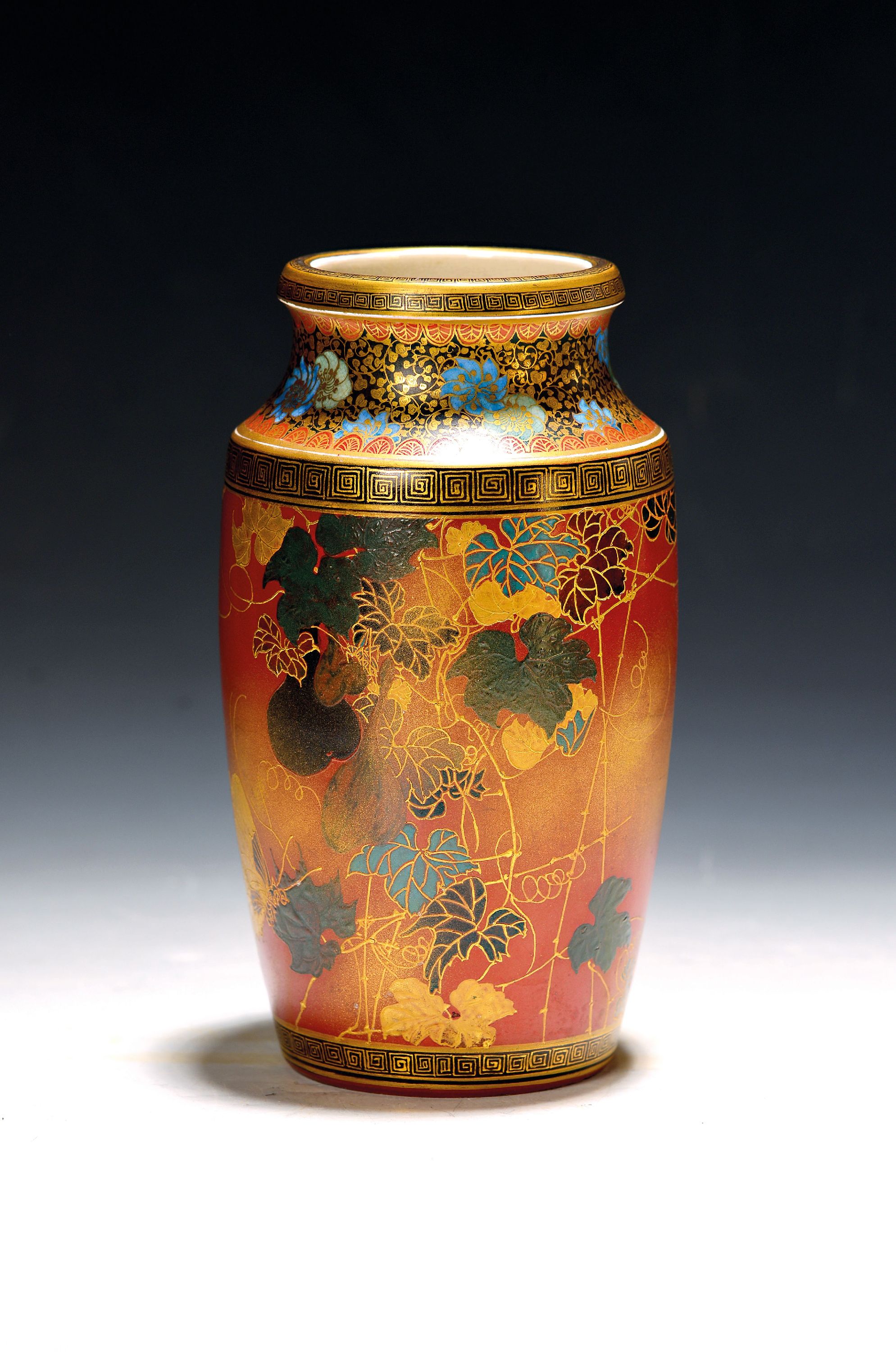 Image 27125730 - Satsuma-Vase, Japan, Meiji-Zeit, bzw. um 1900, cremefarbene Keramik, Krakelé-Glasur, ...